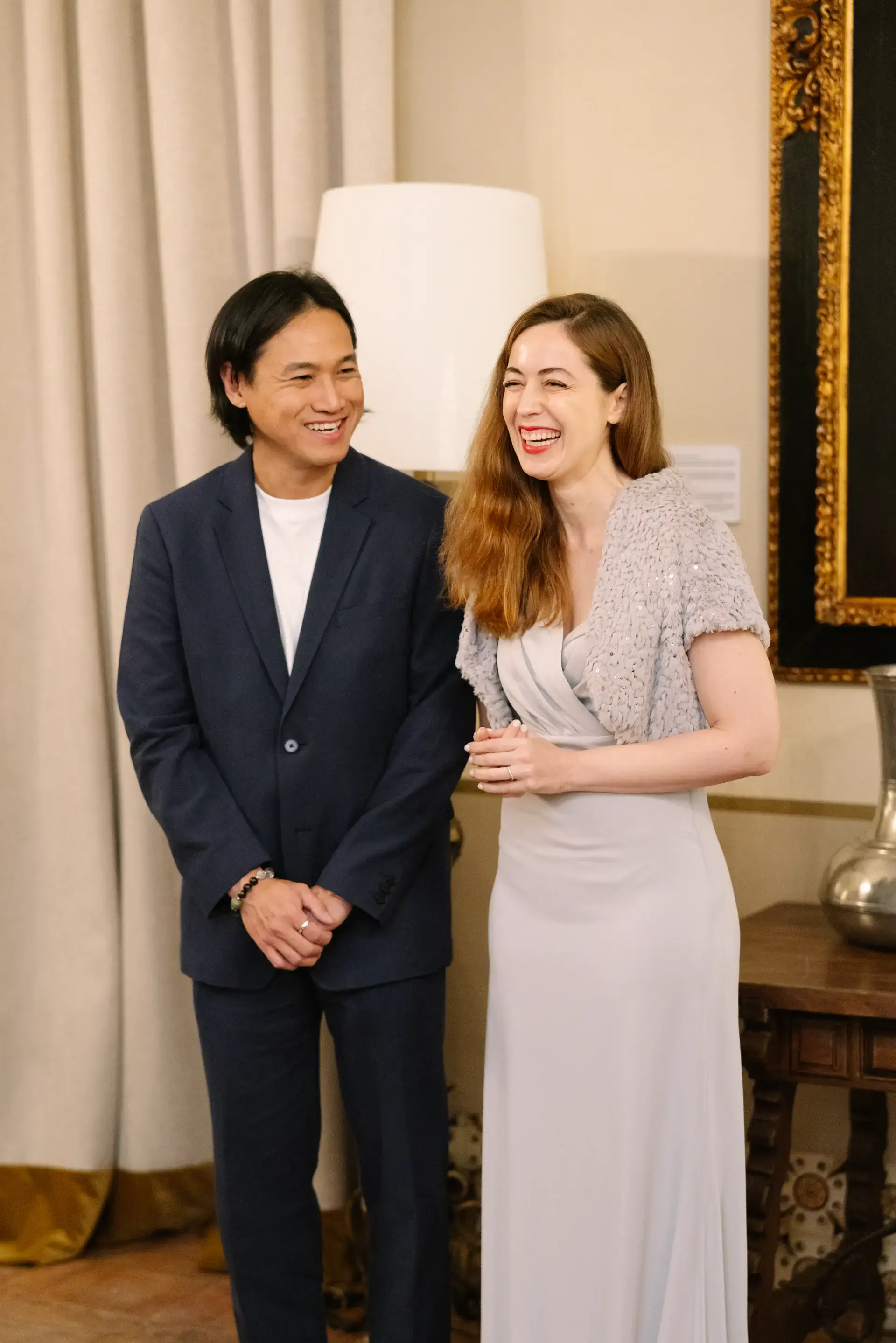Gemma y Russell sonríen juntos antes de la ceremonia del té, en el Parador de Jarandilla
