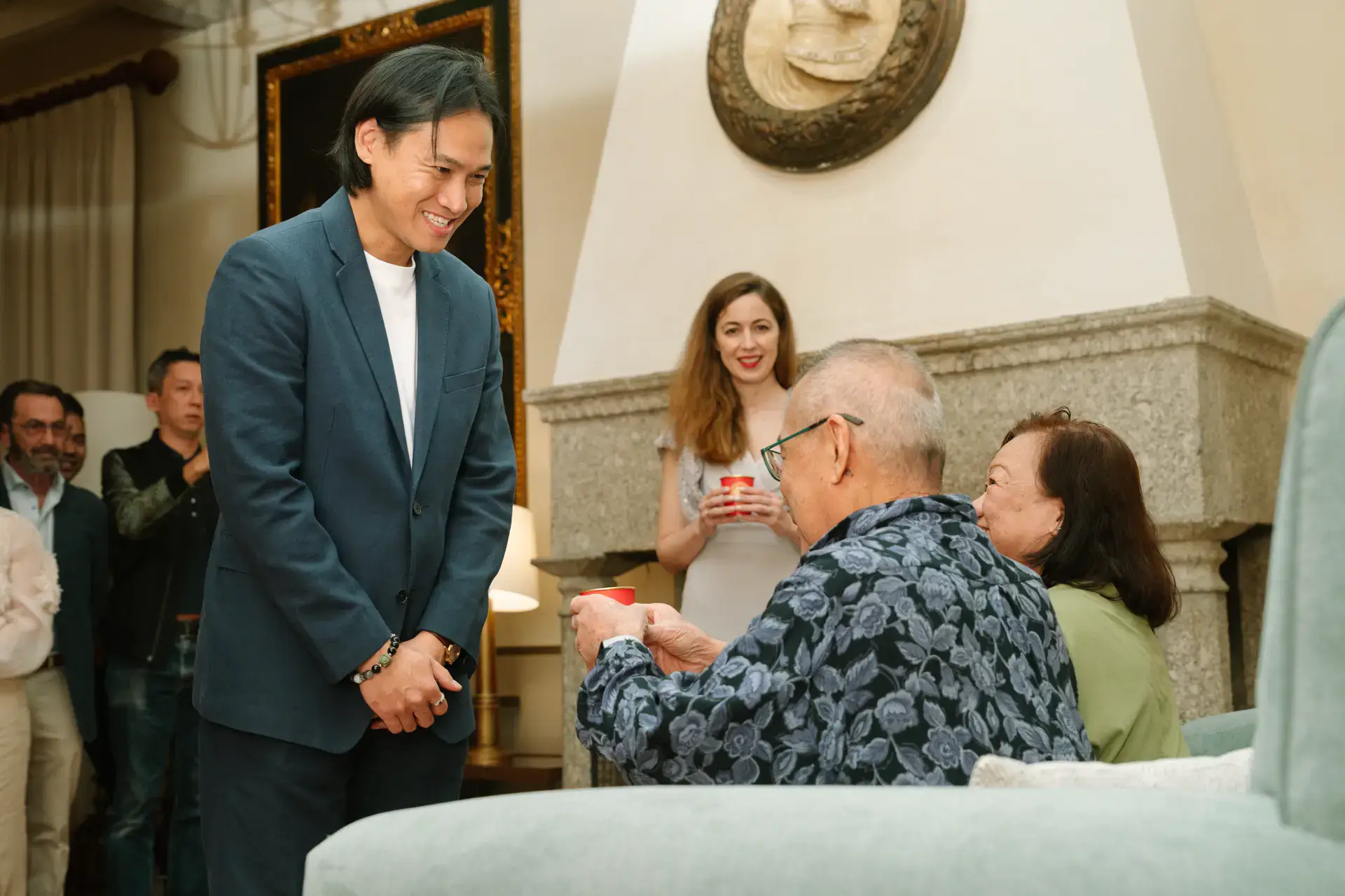 Russell ofrece té a la familia de Gemma, en el Parador de Jarandilla