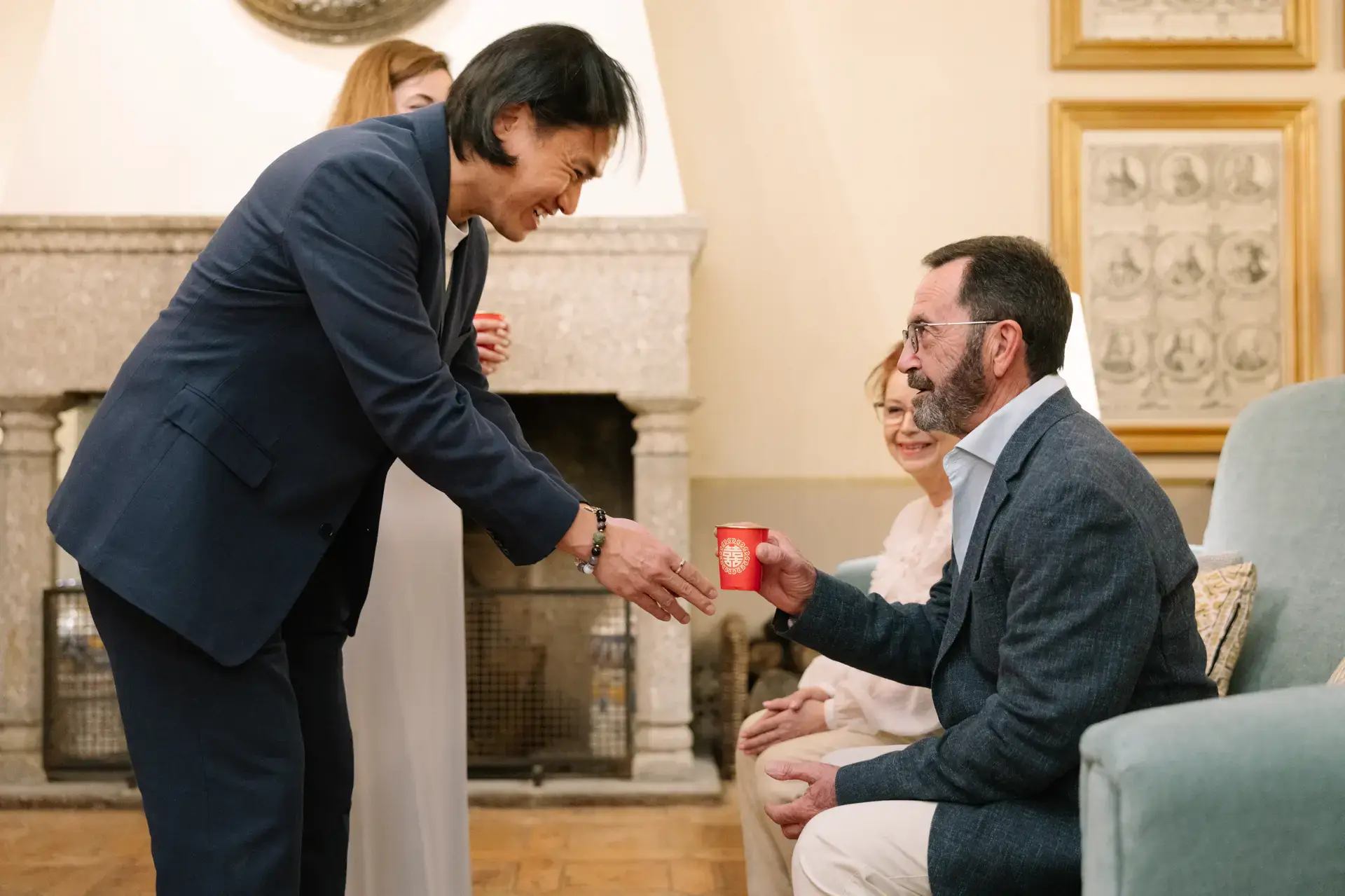 Russell sirve el té a un invitado durante la tradición familiar, en el Parador de Jarandilla
