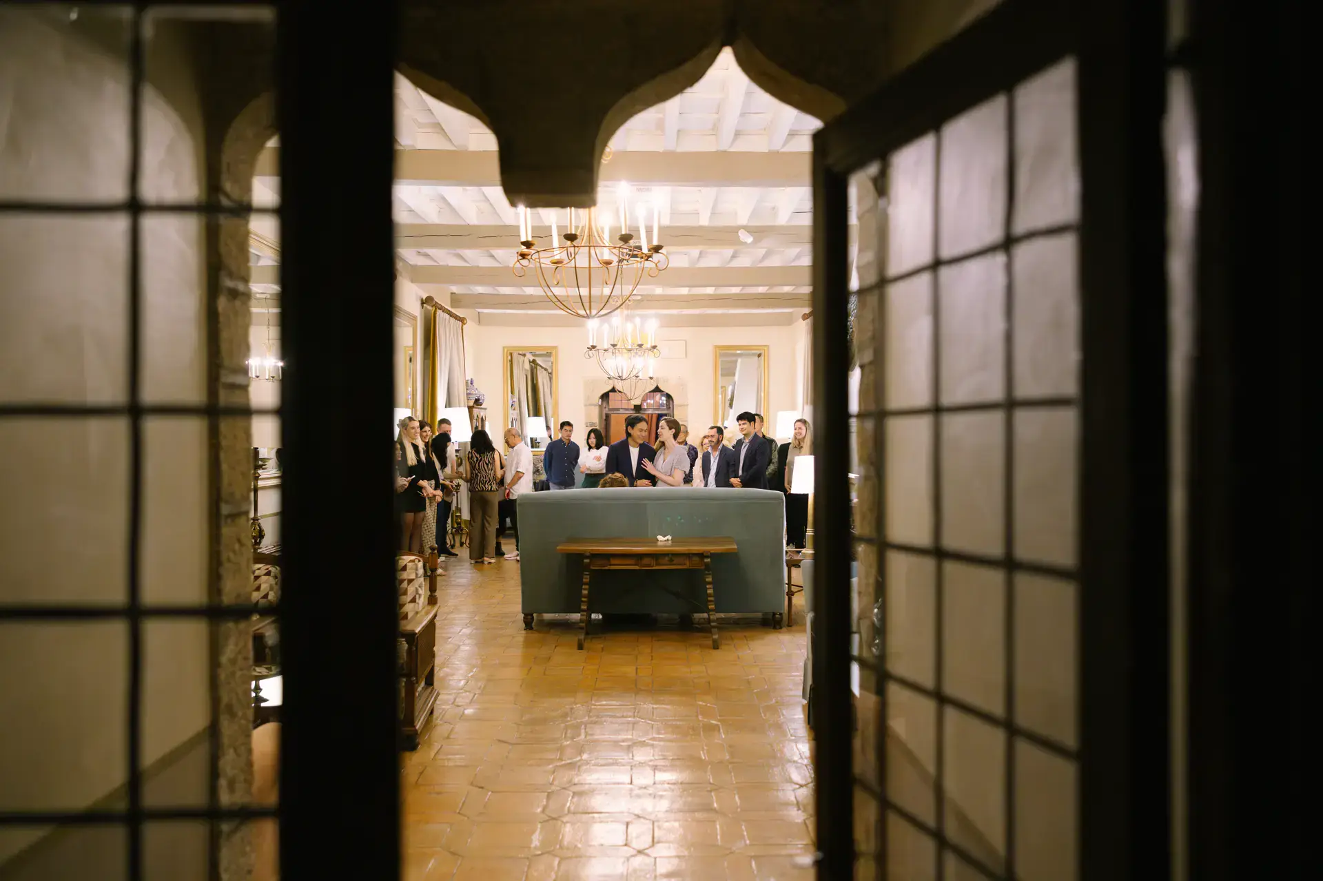 Vista del salón a través de una celosía de madera, en el Parador de Jarandilla