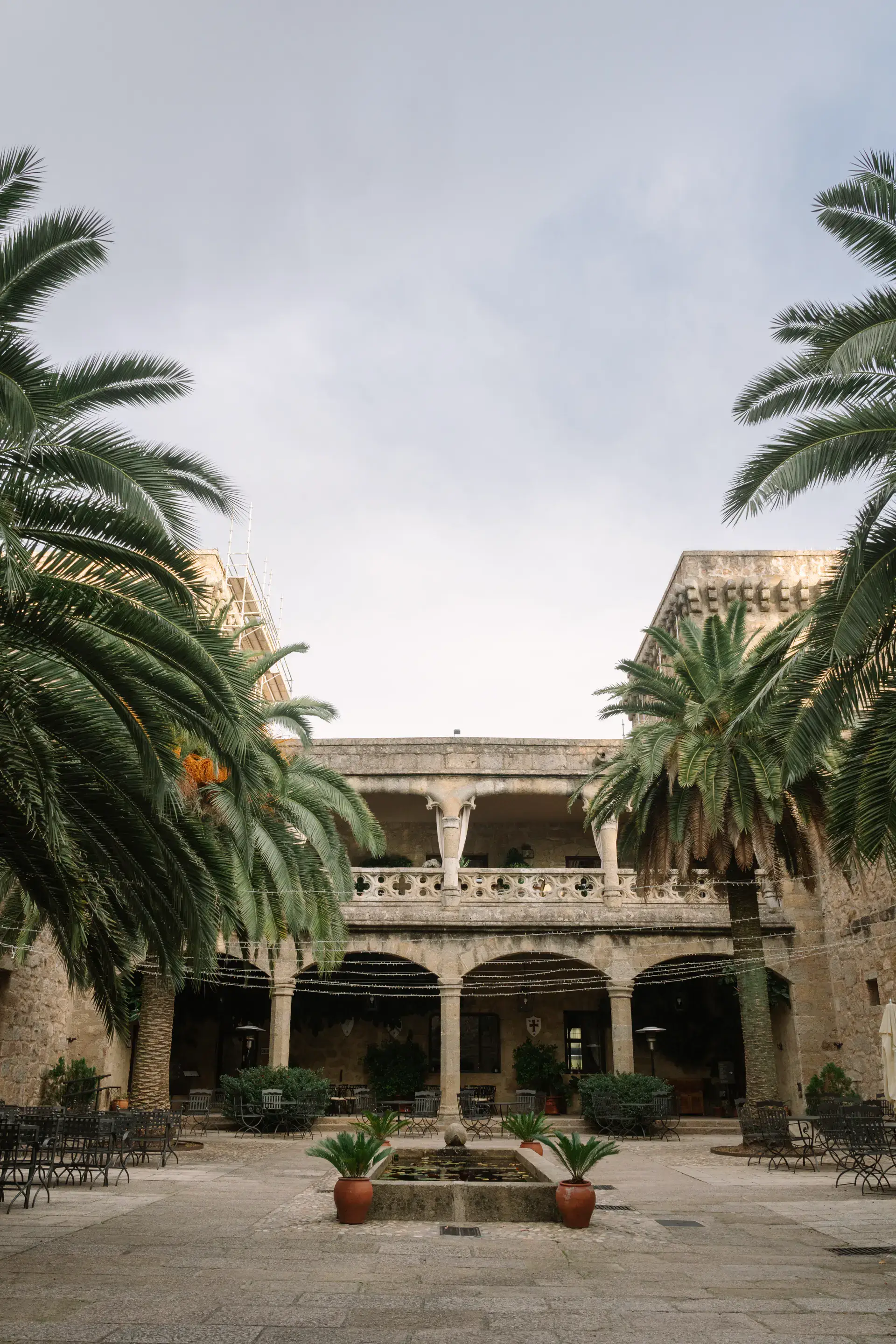 Patio porticado del Parador de Jarandilla entre palmeras
