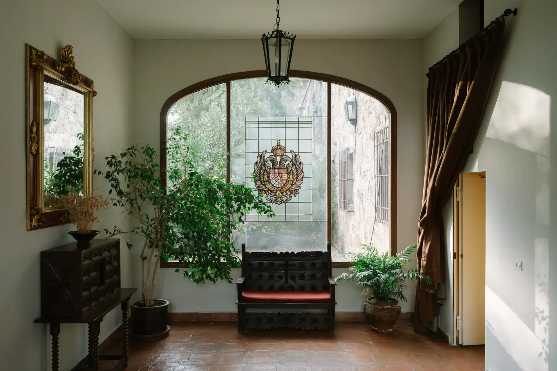 Sala con vidriera y escudo en el Parador de Jarandilla