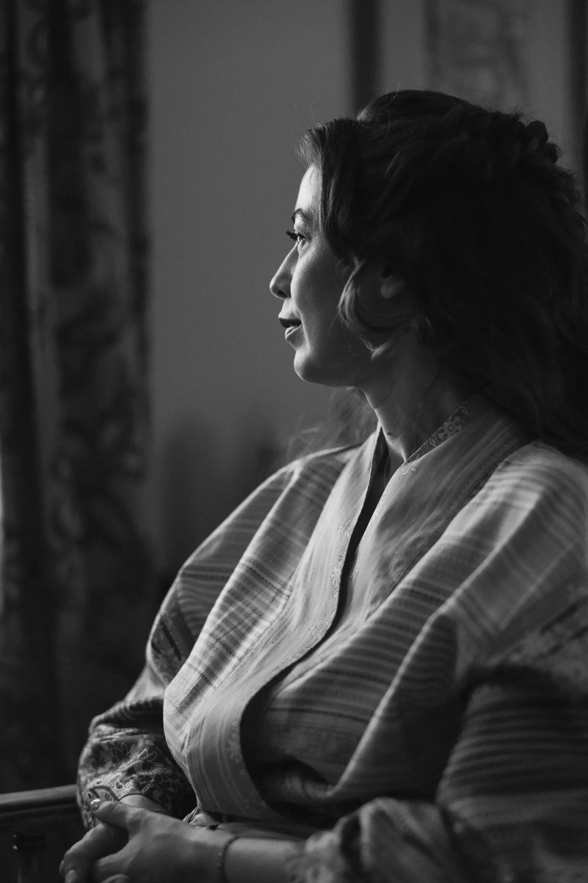 Retrato en blanco y negro de Gemma mirando por la ventana, en el Parador de Jarandilla