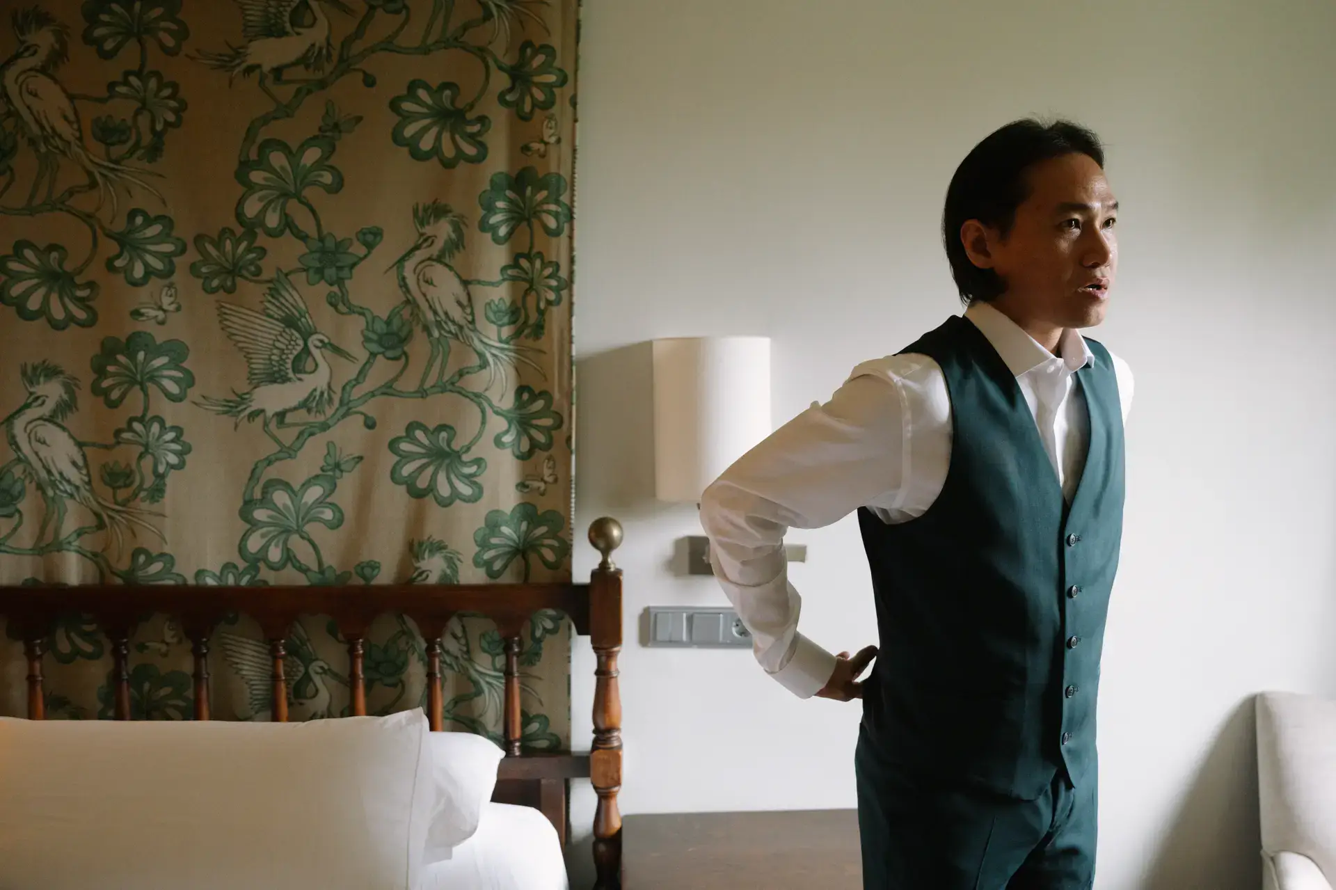 Russell se viste con el chaleco en la habitación, en el Parador de Jarandilla