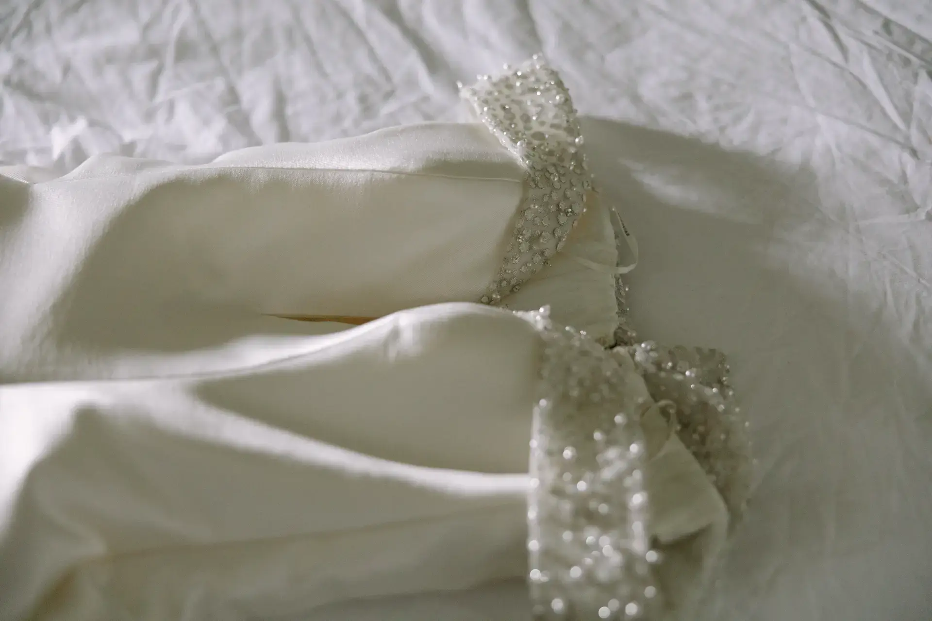 Detalle de los zapatos de novia con pedrería, en el Parador de Jarandilla