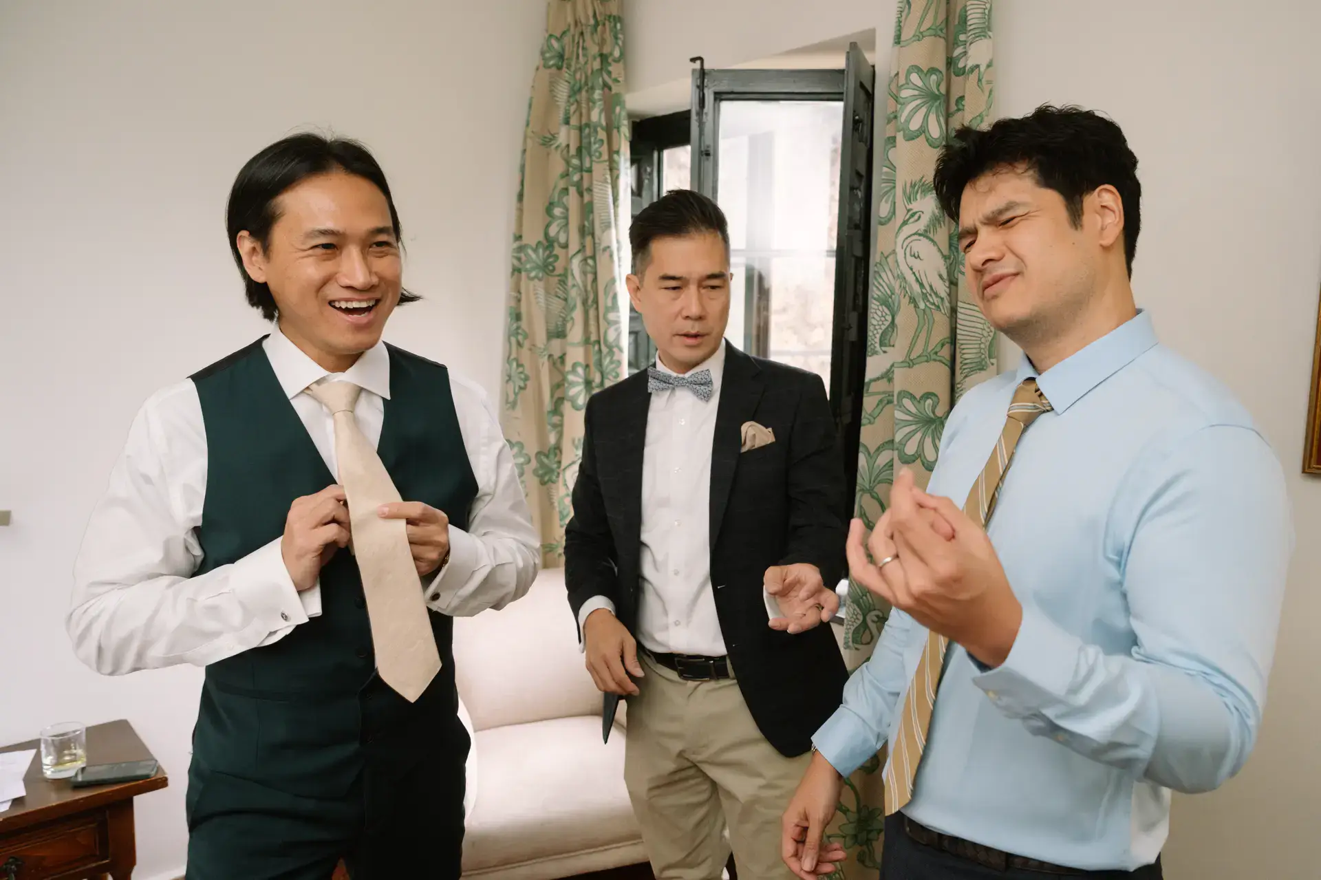 Russell y sus amigos terminan de vestirse entre risas, en el Parador de Jarandilla