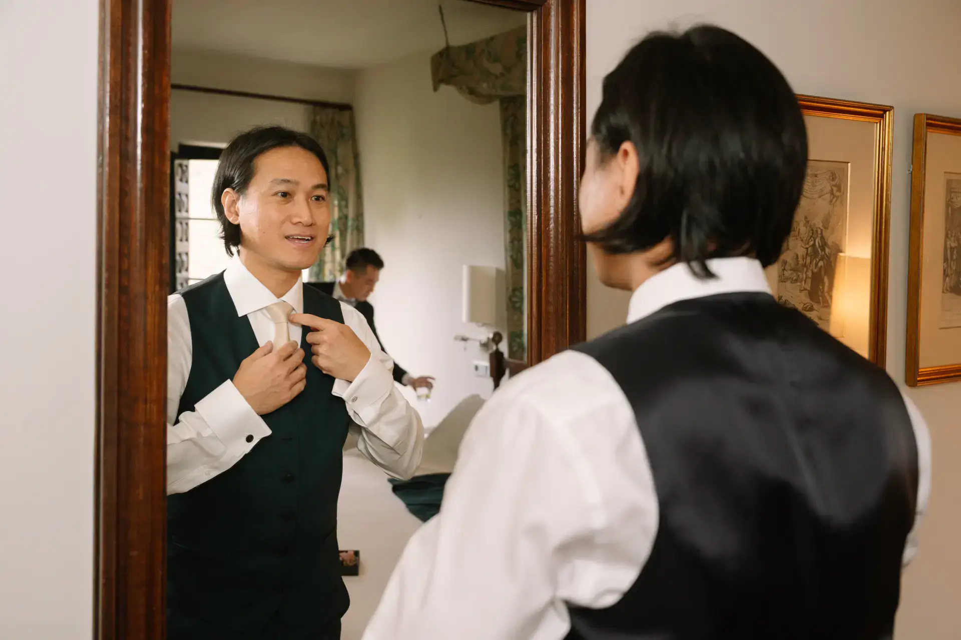 Russell se mira al espejo ajustándose el chaleco, en el Parador de Jarandilla