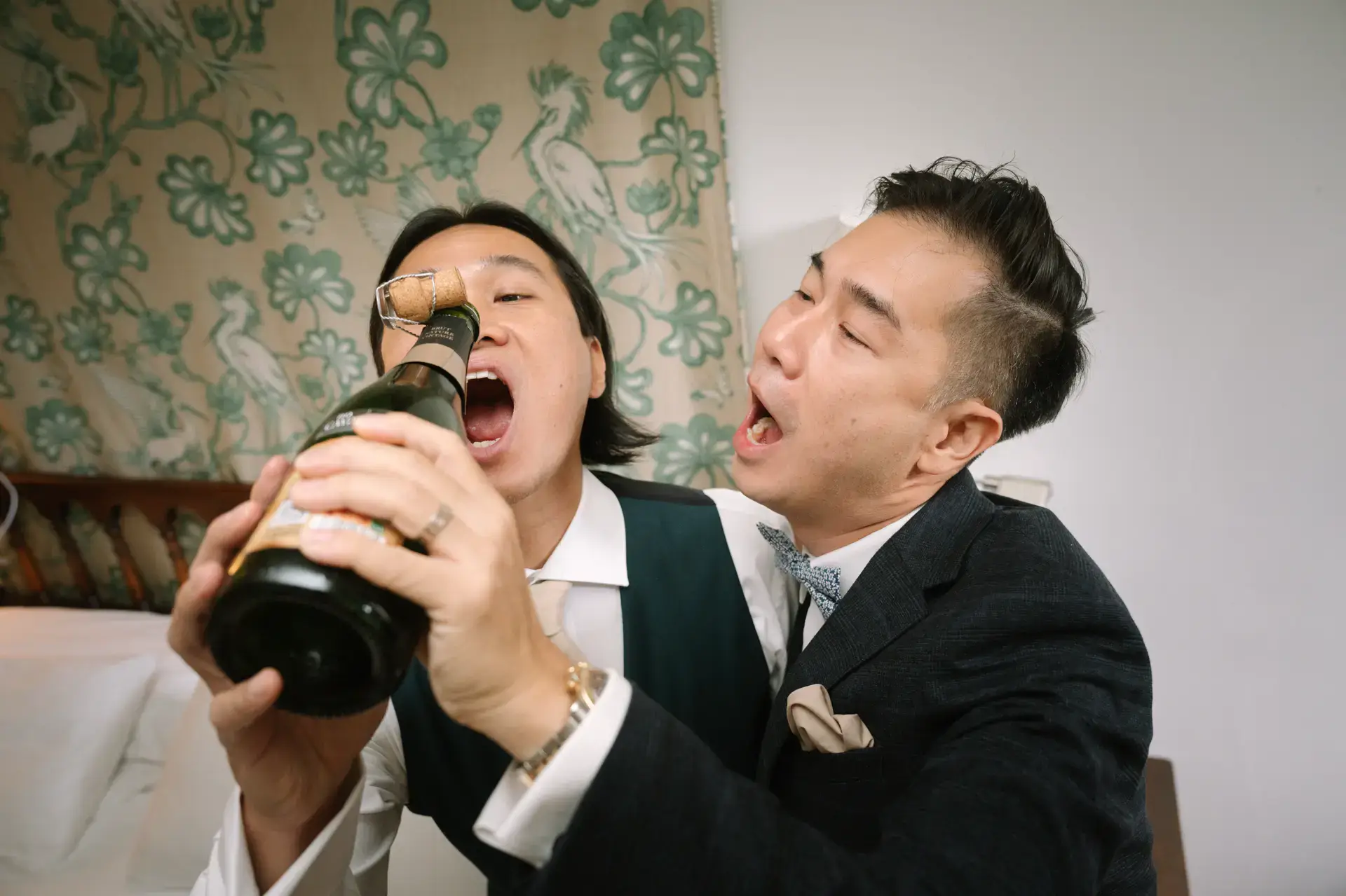 Un amigo da de beber cava a Russell entre bromas, en el Parador de Jarandilla