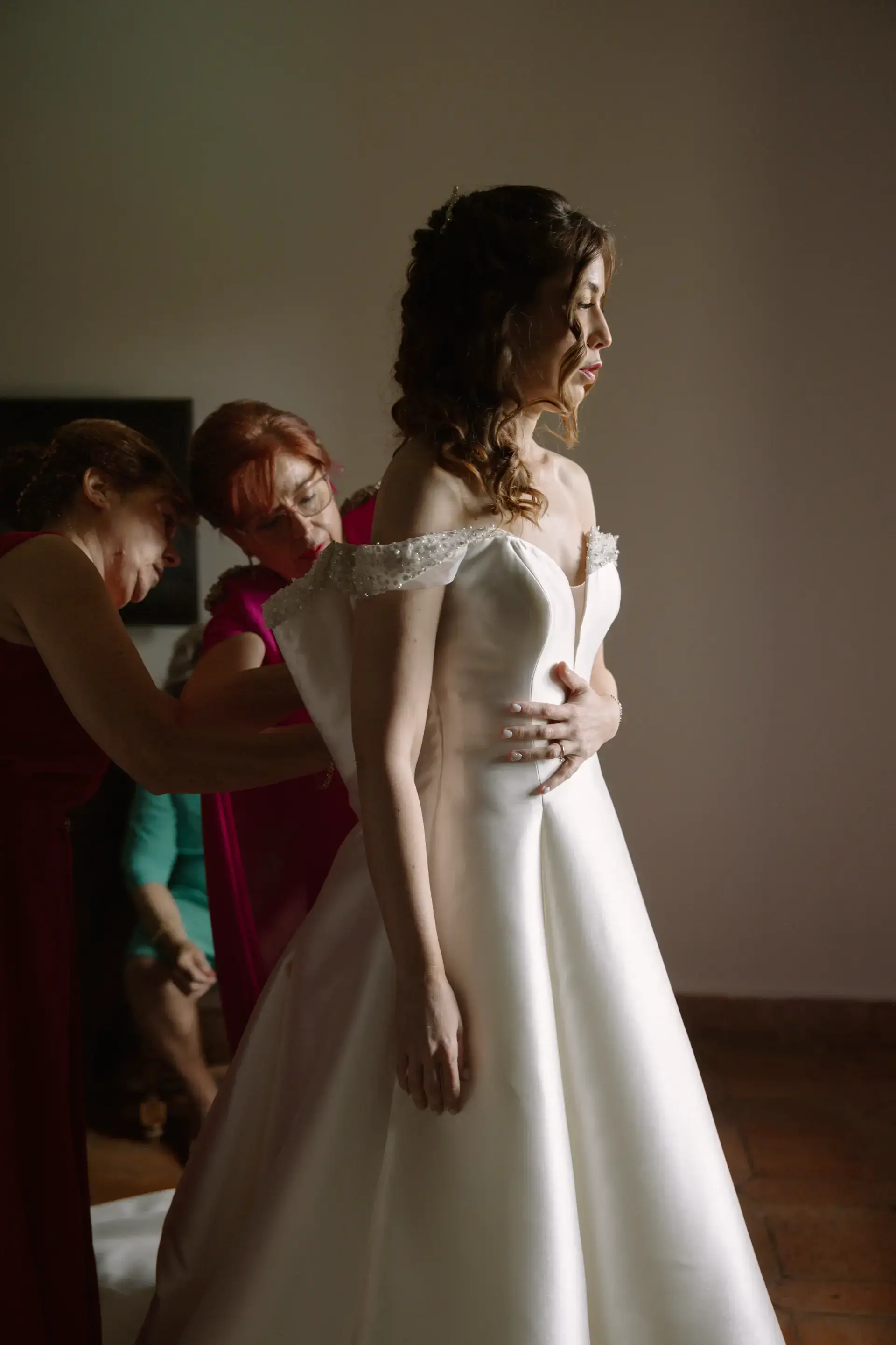 Le abrochan el vestido de novia a Gemma, en el Parador de Jarandilla