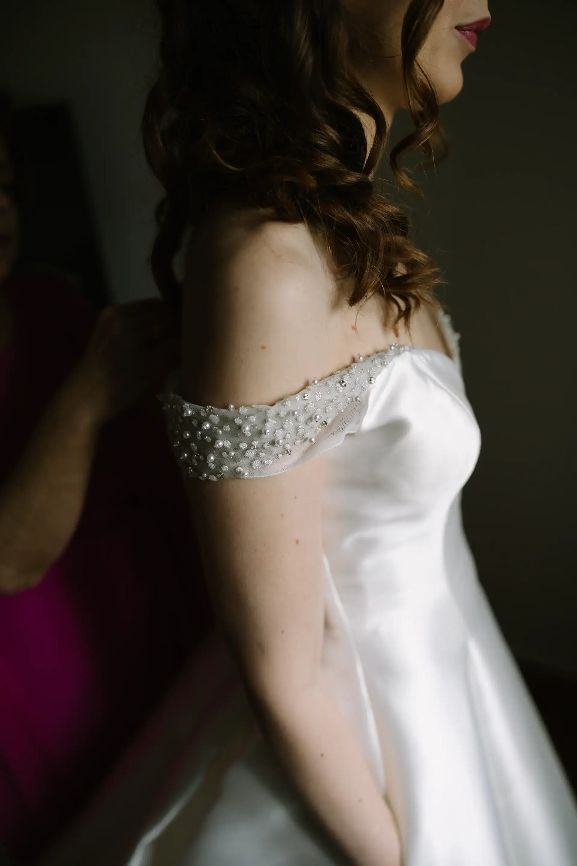 Detalle del escote con pedrería del vestido de Gemma, en el Parador de Jarandilla