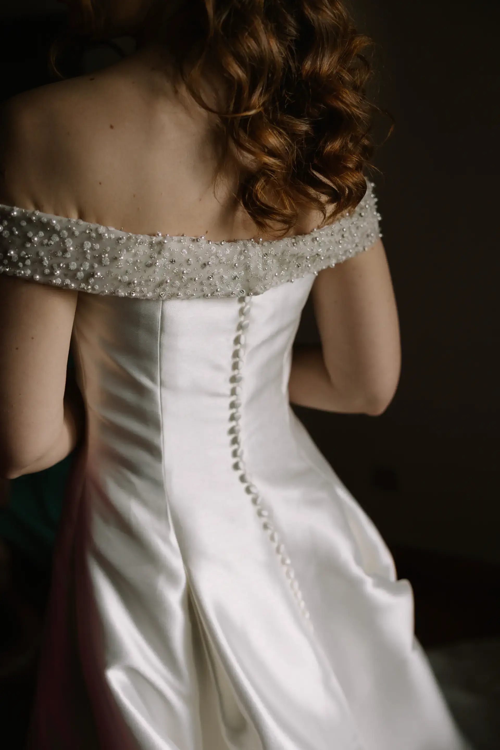 Espalda del vestido de novia con botones y pedrería, en el Parador de Jarandilla