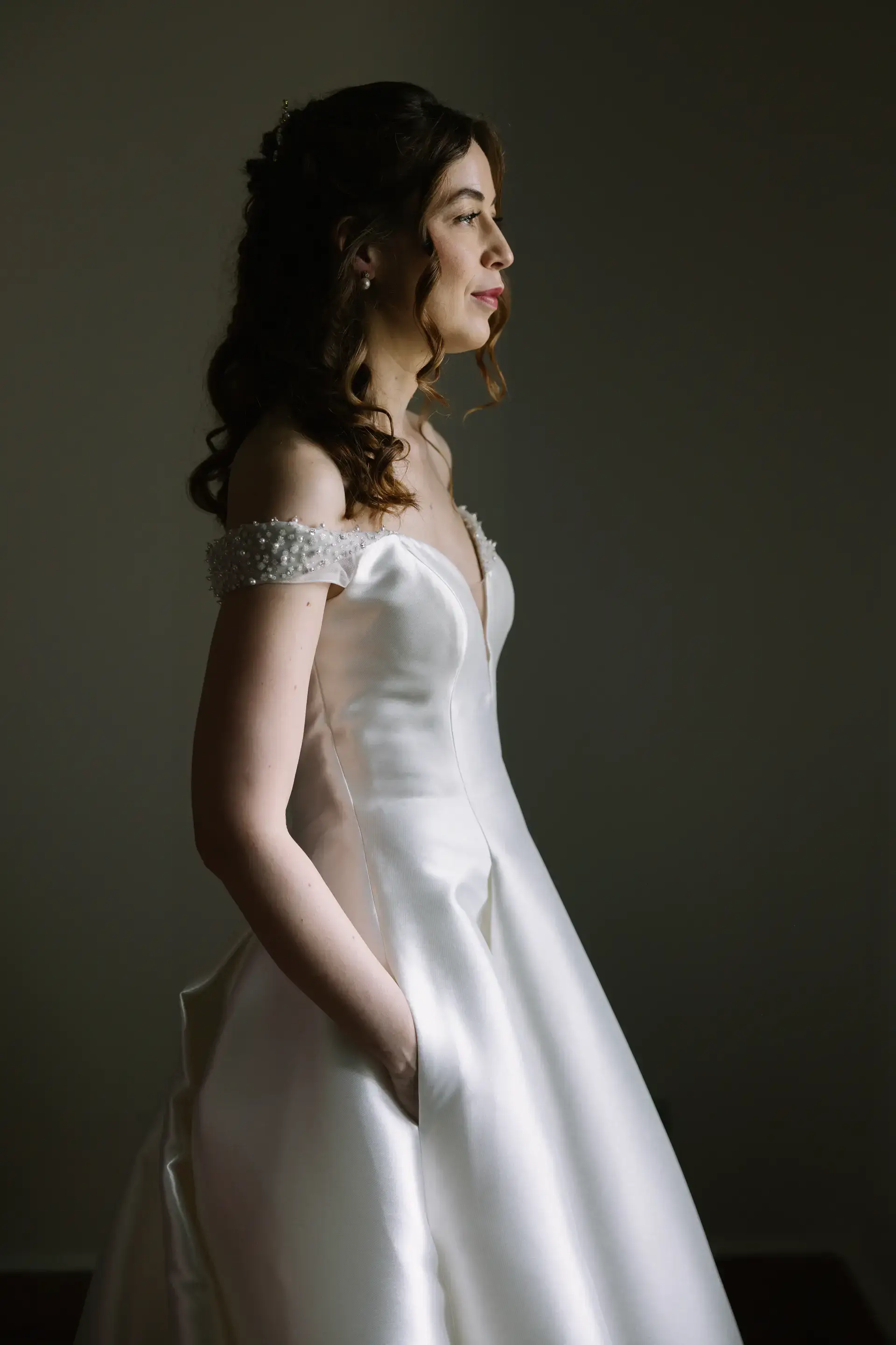 Gemma, ya vestida de novia, mira por la ventana, en el Parador de Jarandilla