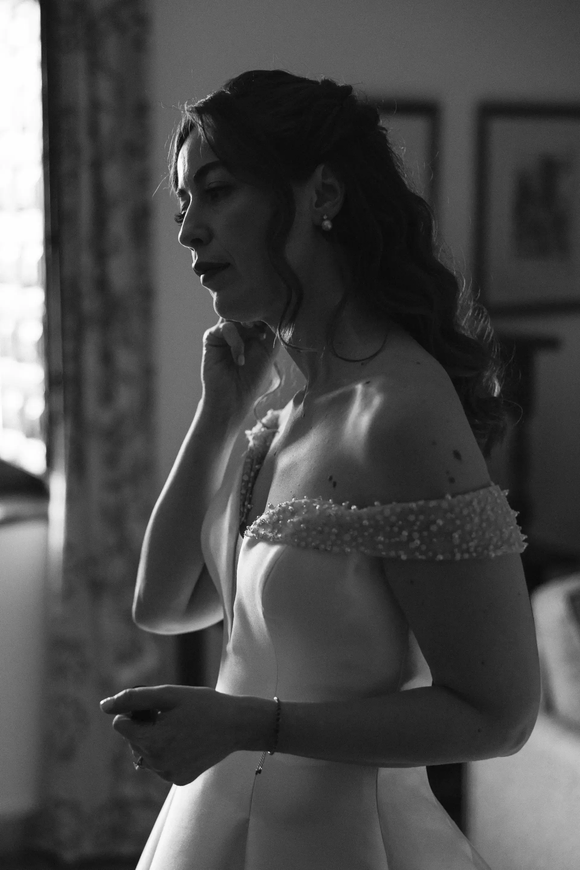Retrato en blanco y negro de Gemma con su vestido de novia, en el Parador de Jarandilla