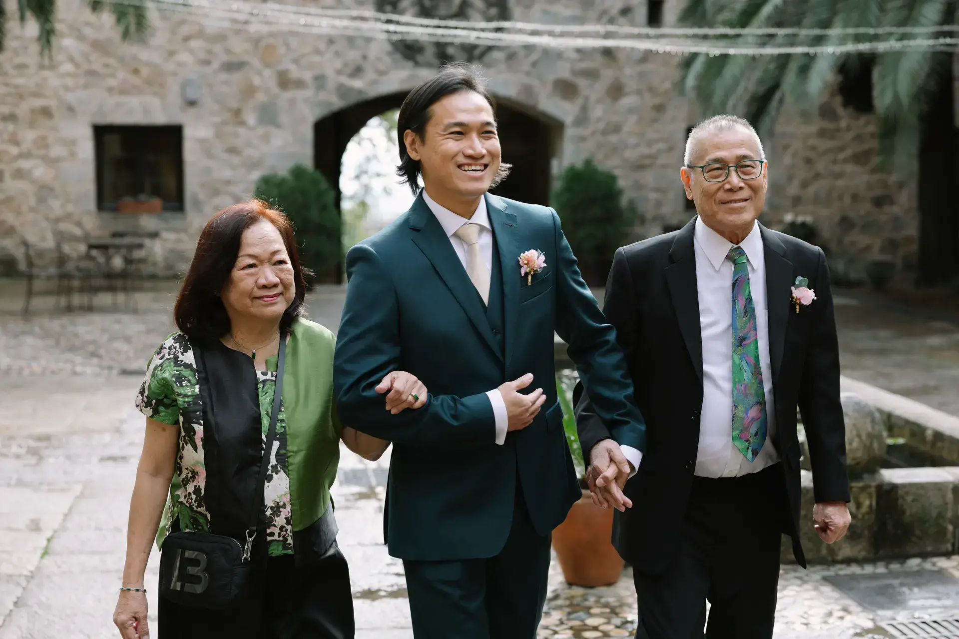 Russell llega a la ceremonia acompañado de dos familiares, en el Parador de Jarandilla