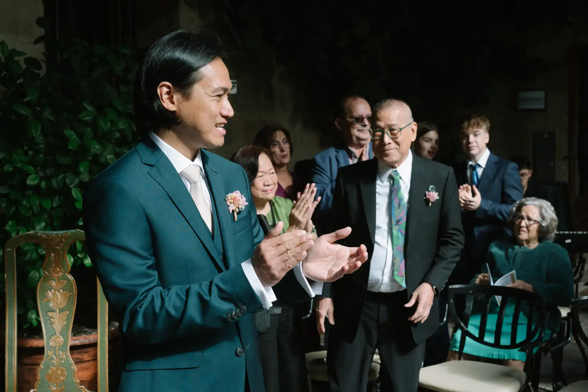 Russell aplaude emocionado al ver llegar a Gemma, en el Parador de Jarandilla