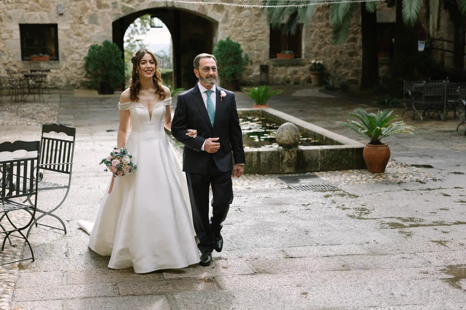 Gemma entra a la ceremonia del brazo de un familiar, en el Parador de Jarandilla