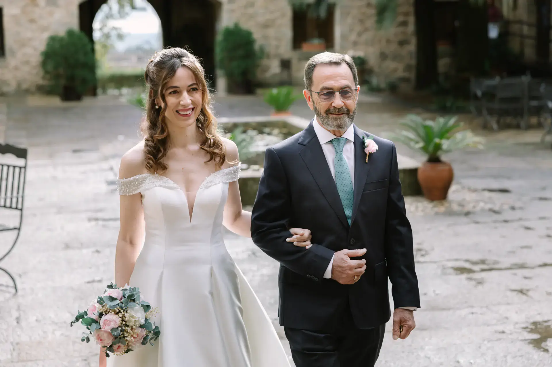 Gemma sonríe con su ramo al llegar a la ceremonia, en el Parador de Jarandilla