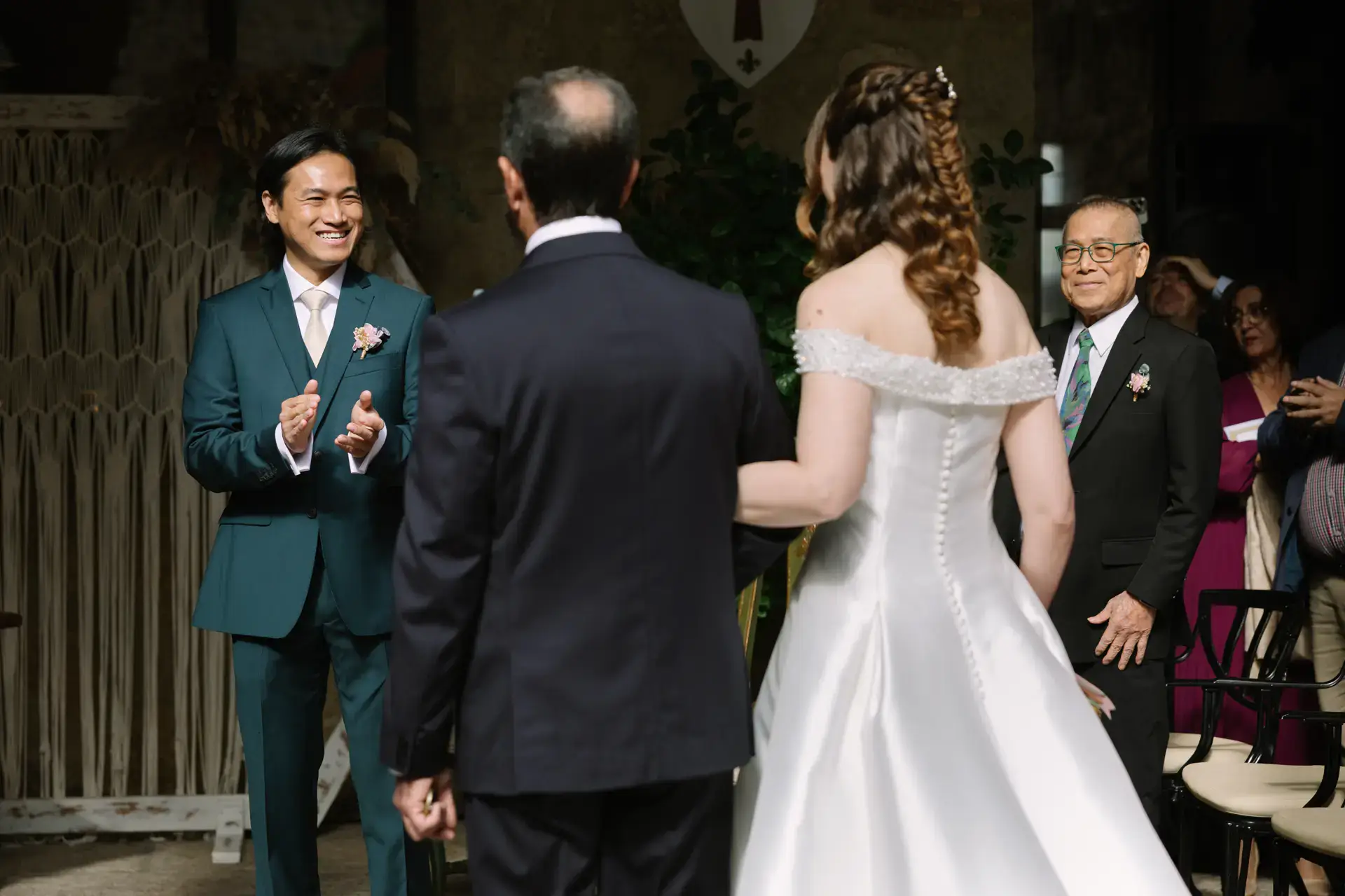 Gemma llega al altar donde la espera Russell, en el Parador de Jarandilla
