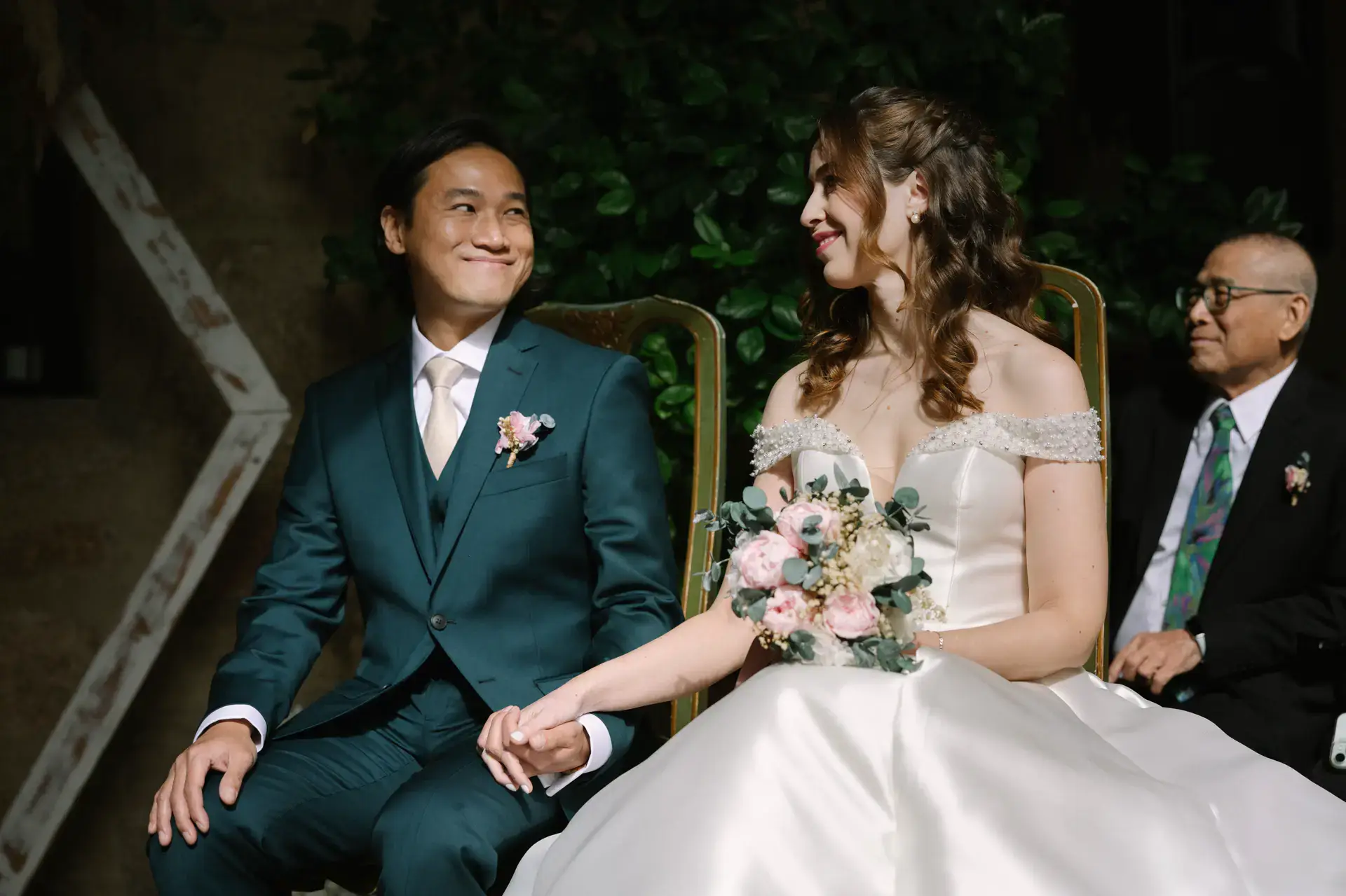 Gemma y Russell sentados de la mano durante la ceremonia, en el Parador de Jarandilla