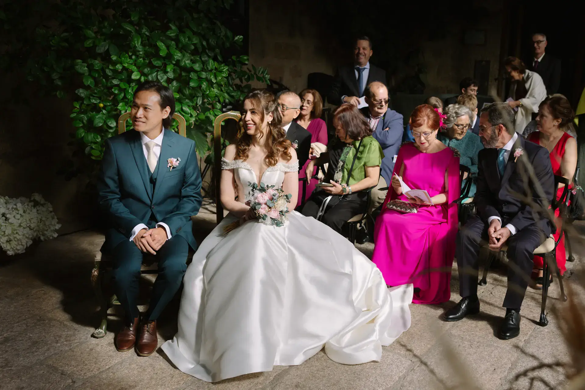 Gemma y Russell sentados junto a sus invitados en el patio, en el Parador de Jarandilla