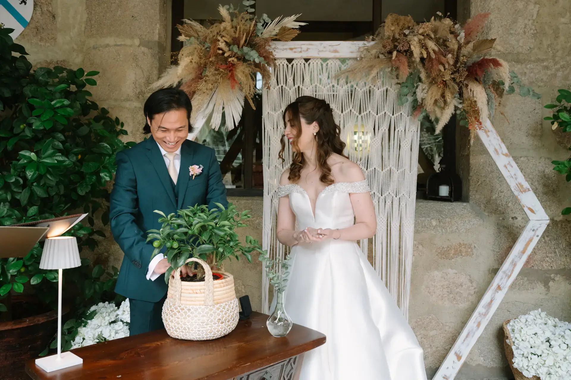 Russell y Gemma en el altar de macramé y flores secas, en el Parador de Jarandilla