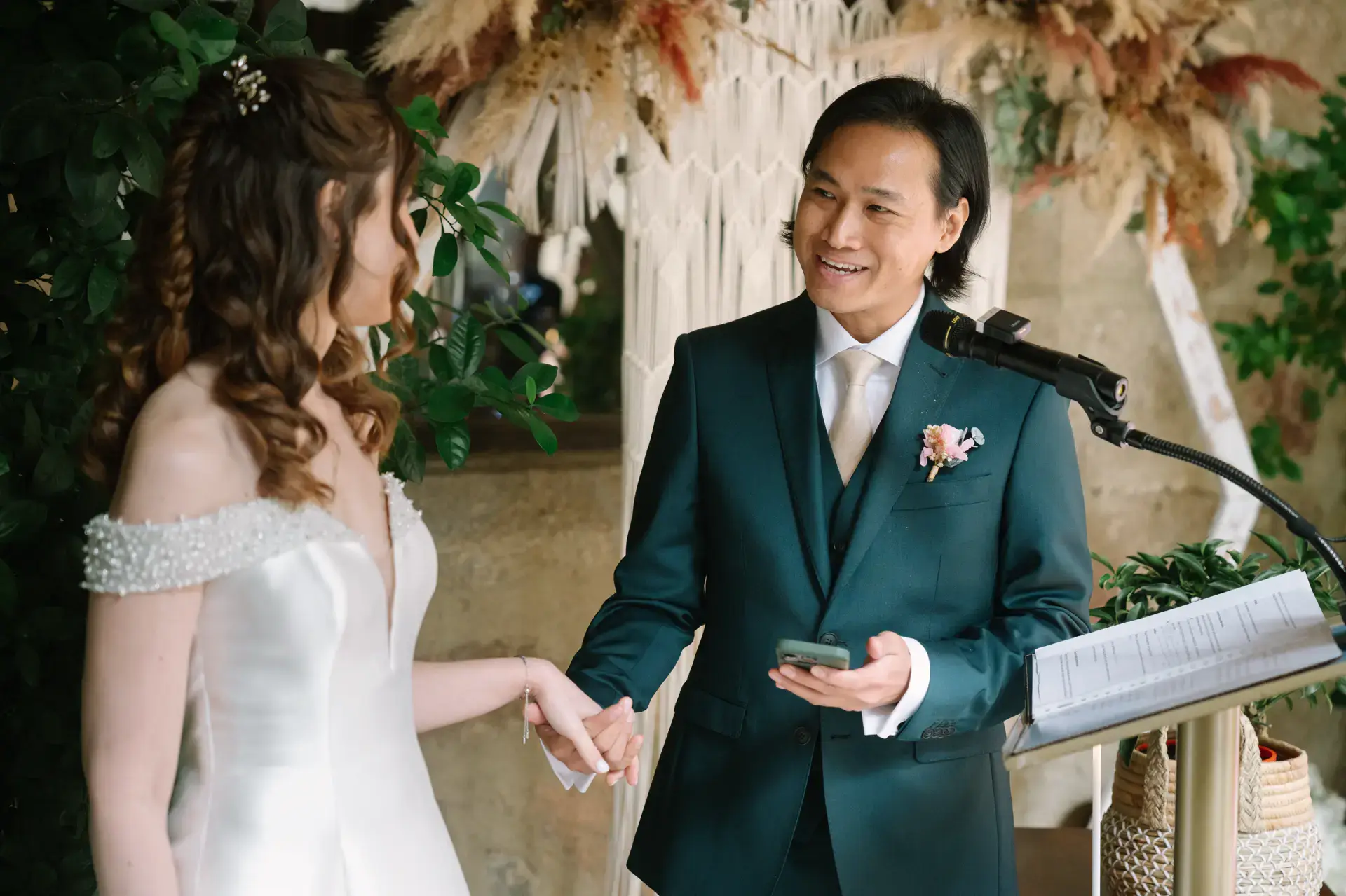 Russell lee sus votos a Gemma desde el móvil, en el Parador de Jarandilla