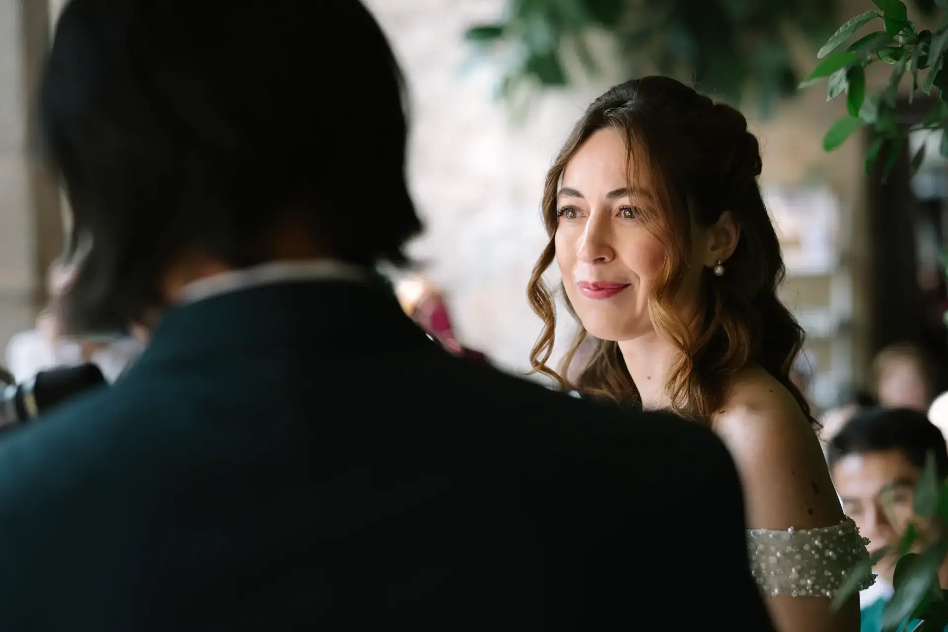 Gemma escucha emocionada los votos de Russell, en el Parador de Jarandilla