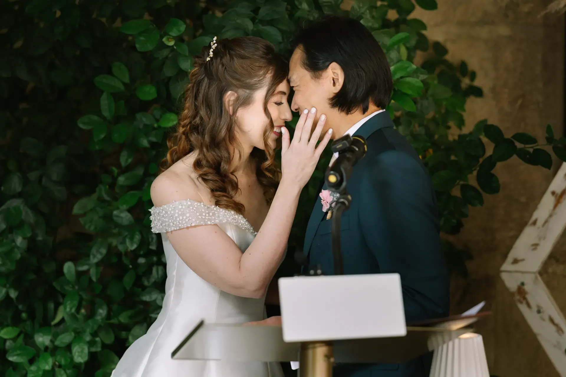 Gemma y Russell se abrazan emocionados en el altar
