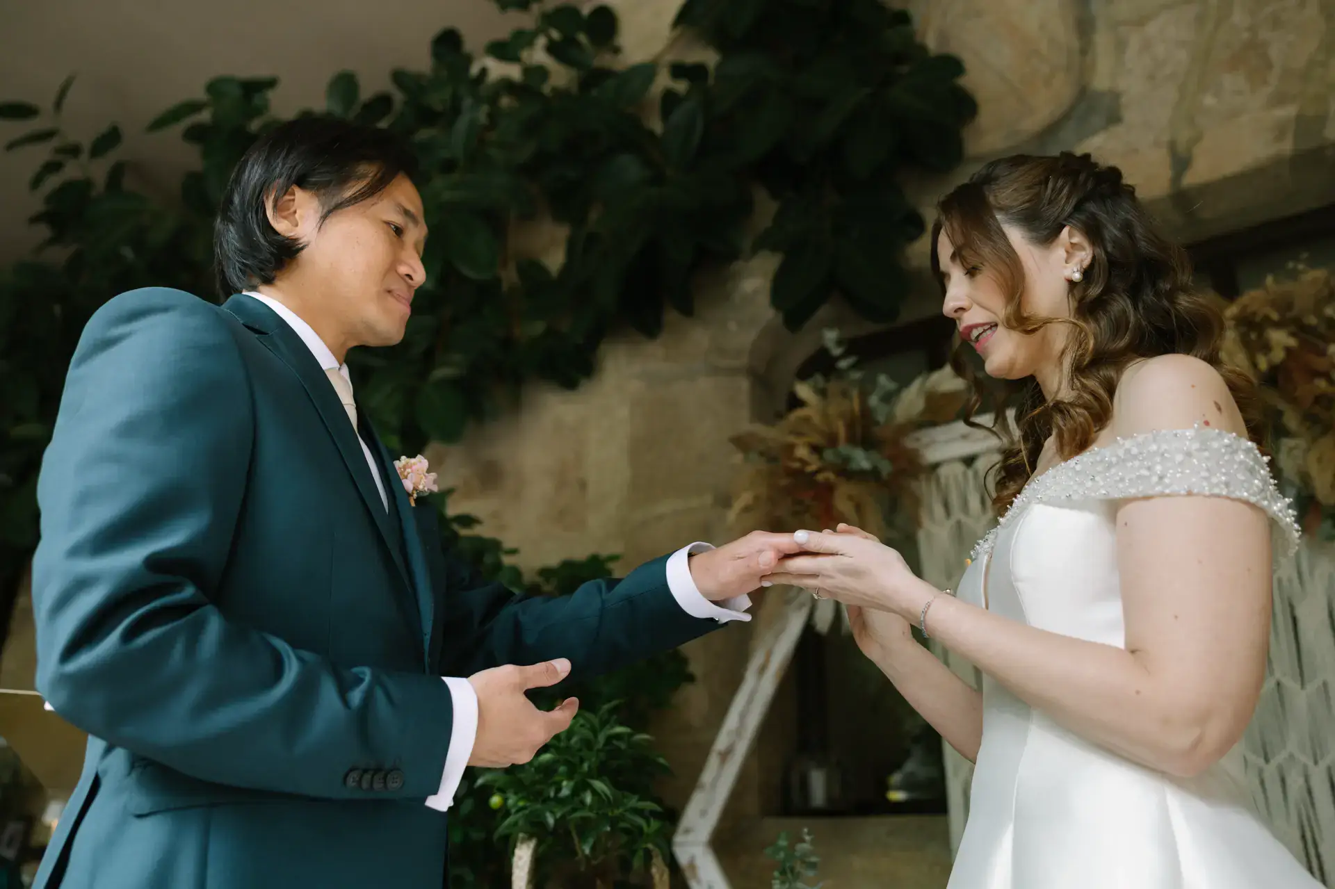 Gemma pone el anillo a Russell, en el Parador de Jarandilla