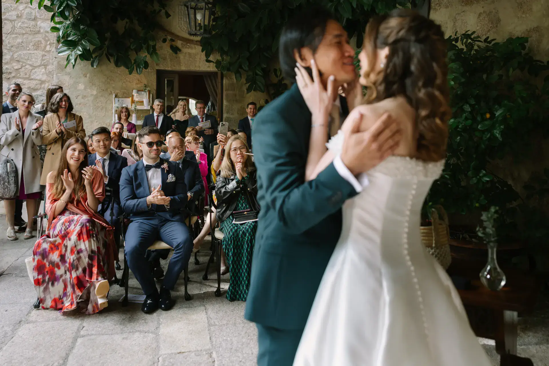 Beso de Gemma y Russell ante los invitados en el patio del Parador