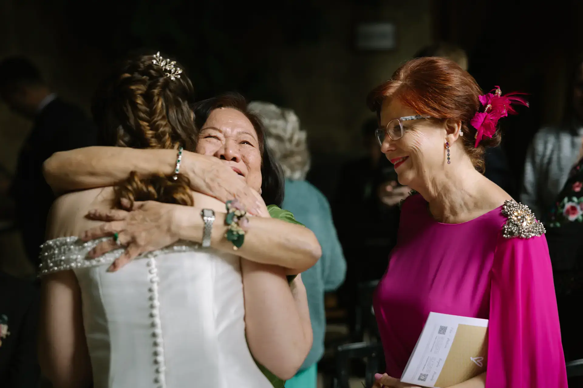Gemma abraza a una invitada al terminar la ceremonia, en el Parador de Jarandilla