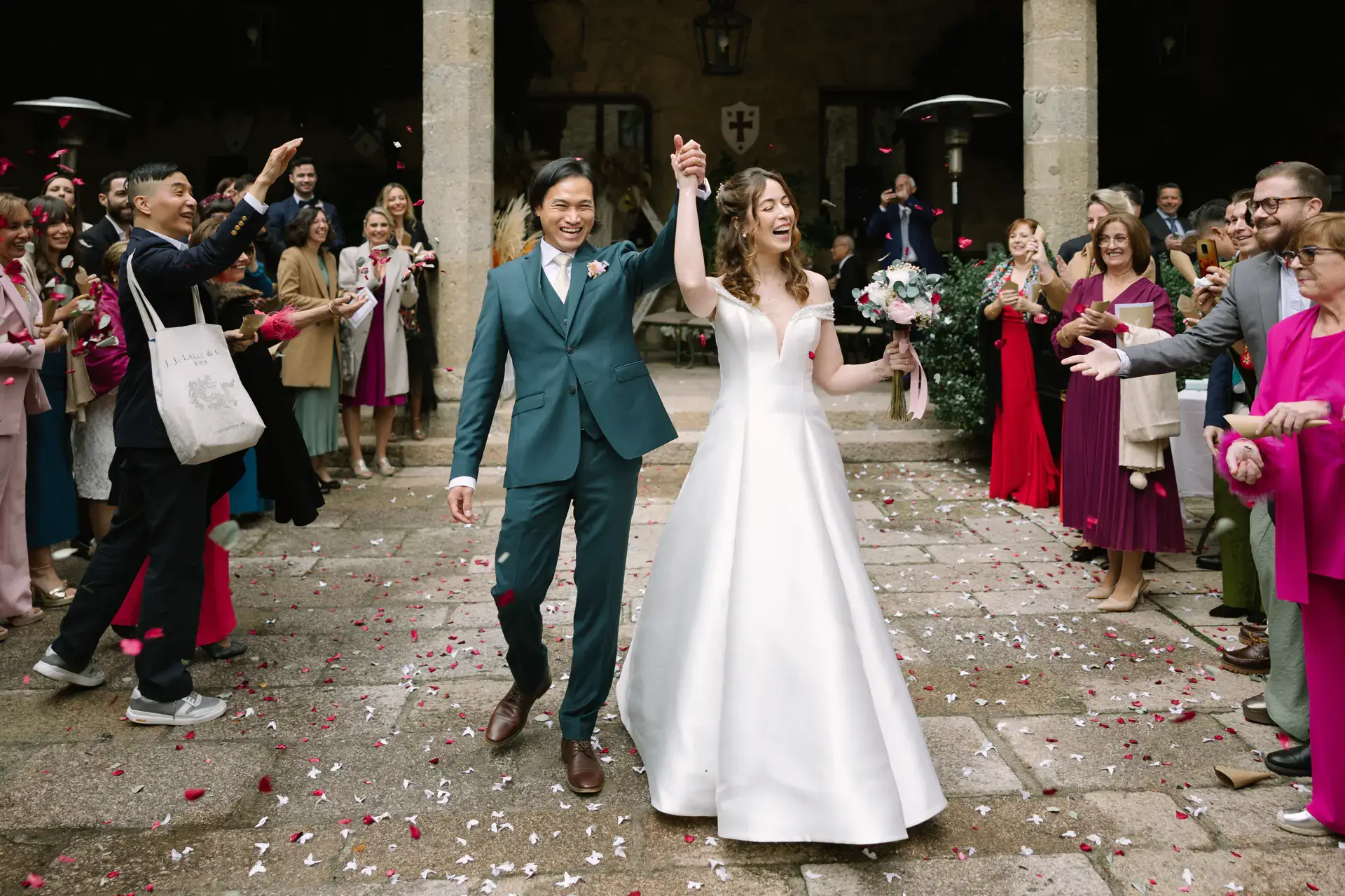 Gemma y Russell salen de la ceremonia entre pétalos y aplausos, en el Parador de Jarandilla
