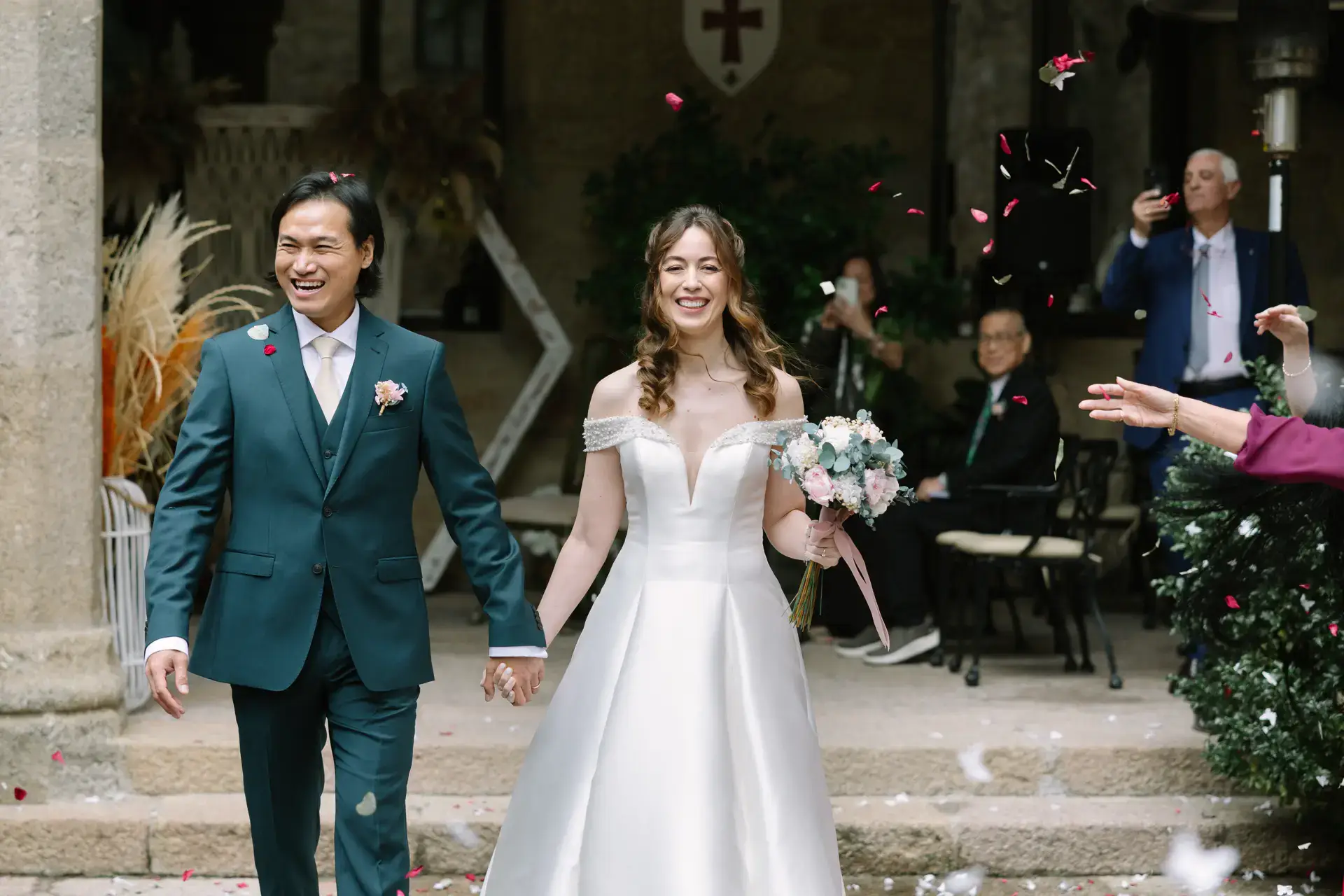 Gemma y Russell recién casados salen de la mano del patio, en el Parador de Jarandilla