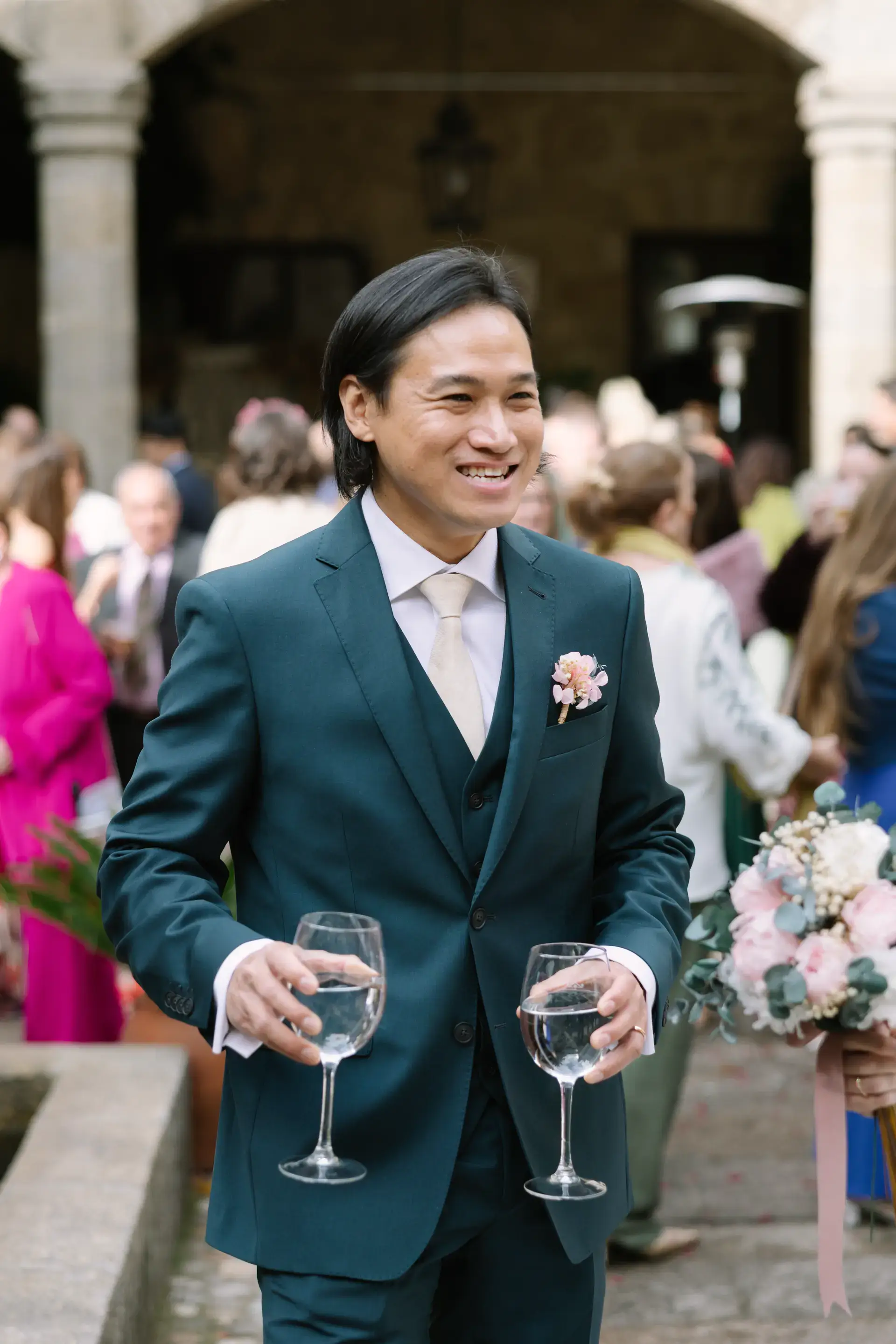 Russell ríe con dos copas en la mano tras la ceremonia, en el Parador de Jarandilla