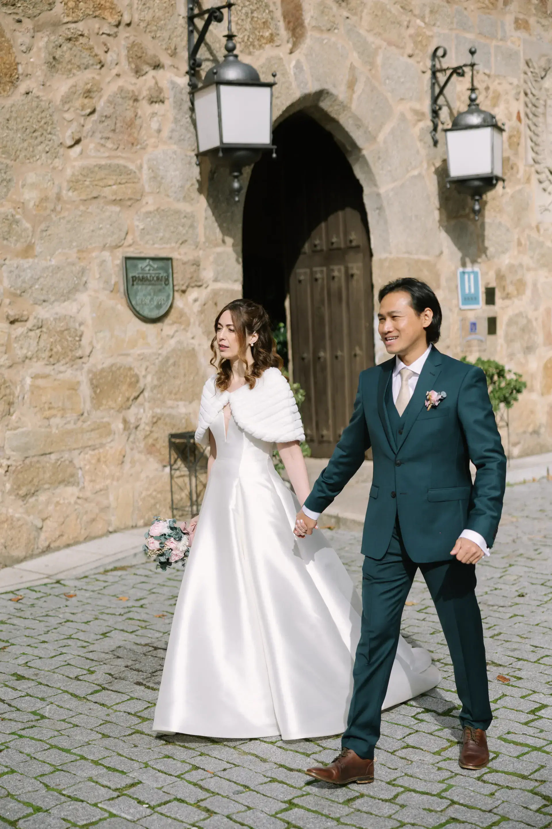 Gemma y Russell pasean junto a la entrada de piedra del Parador