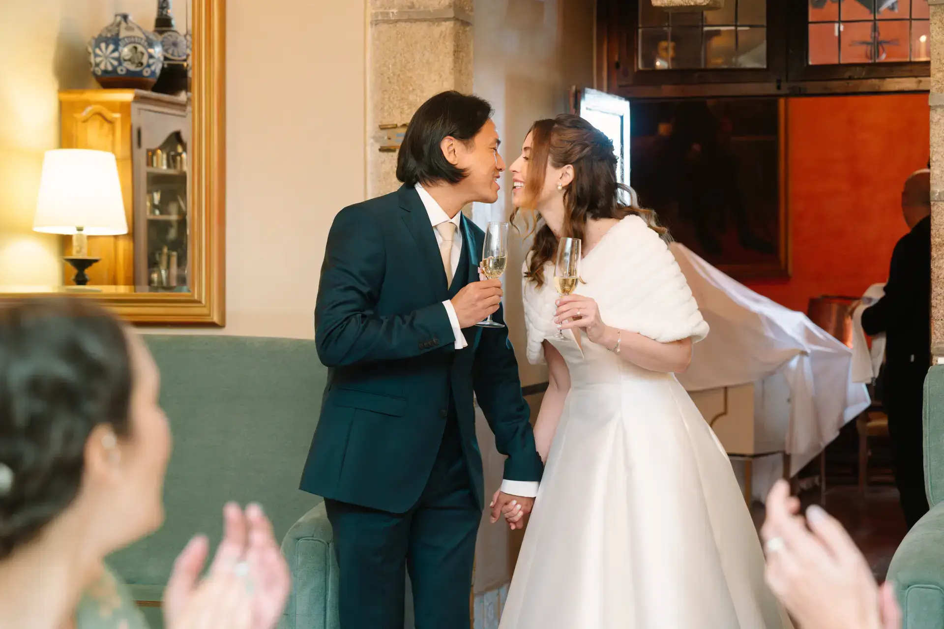 Gemma y Russell entran al salón entre aplausos, en el Parador de Jarandilla