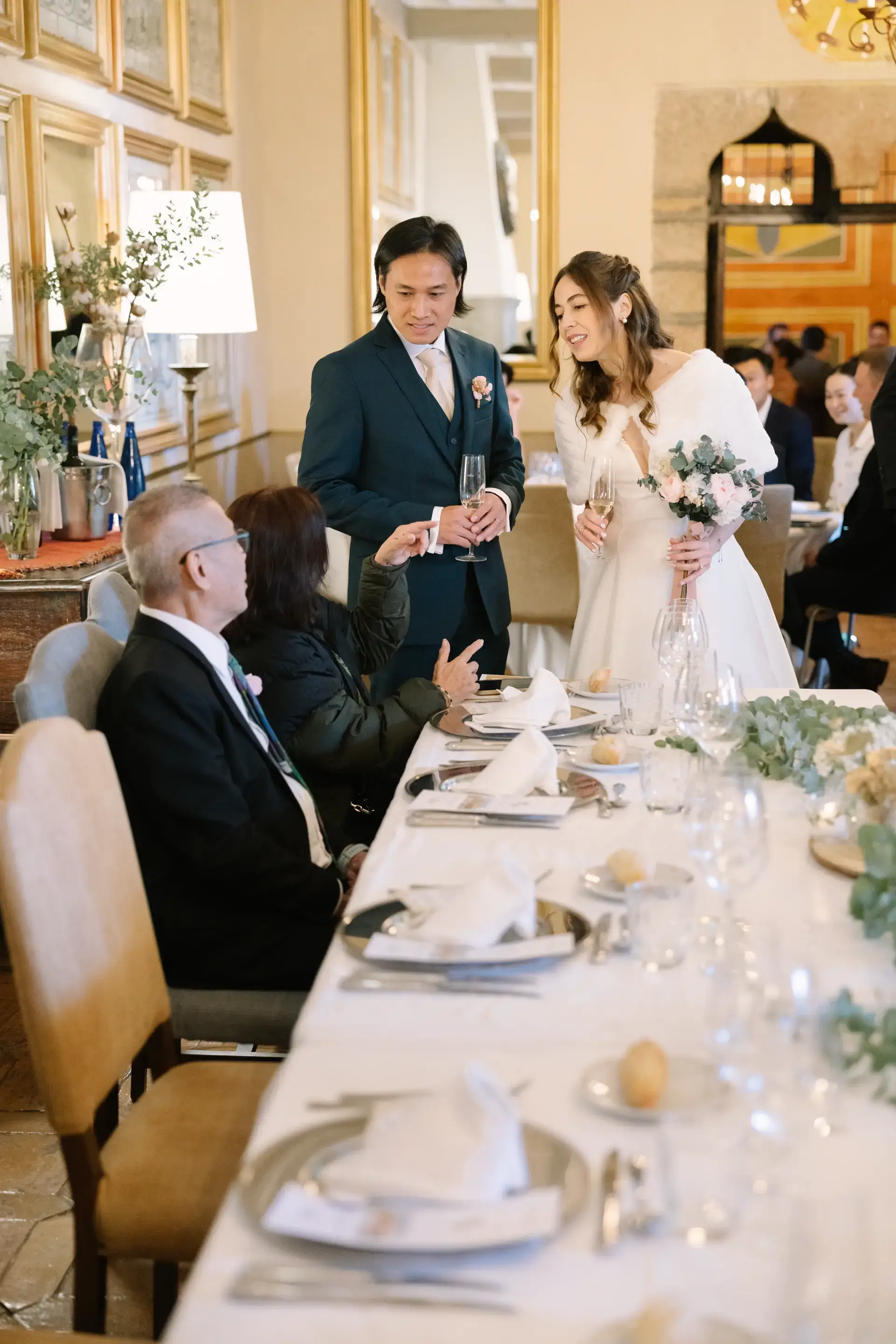 Gemma y Russell saludan a los invitados en la mesa del banquete, en el Parador de Jarandilla