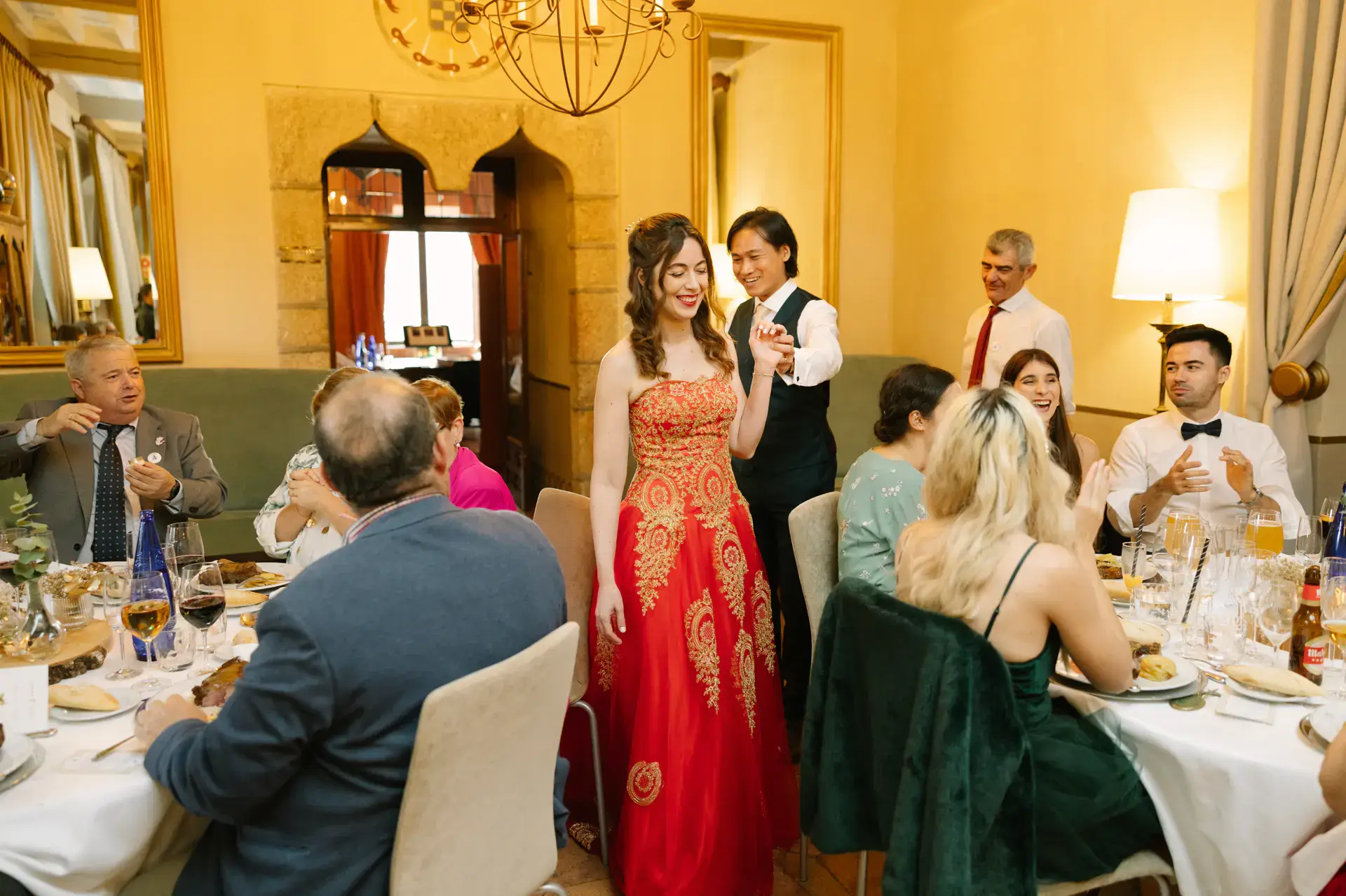 Gemma llega al banquete con su vestido rojo bordado, en el Parador de Jarandilla
