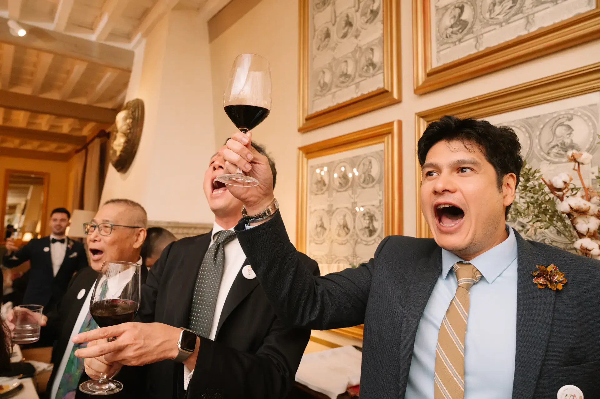 Invitados brindan con euforia en el banquete, en el Parador de Jarandilla