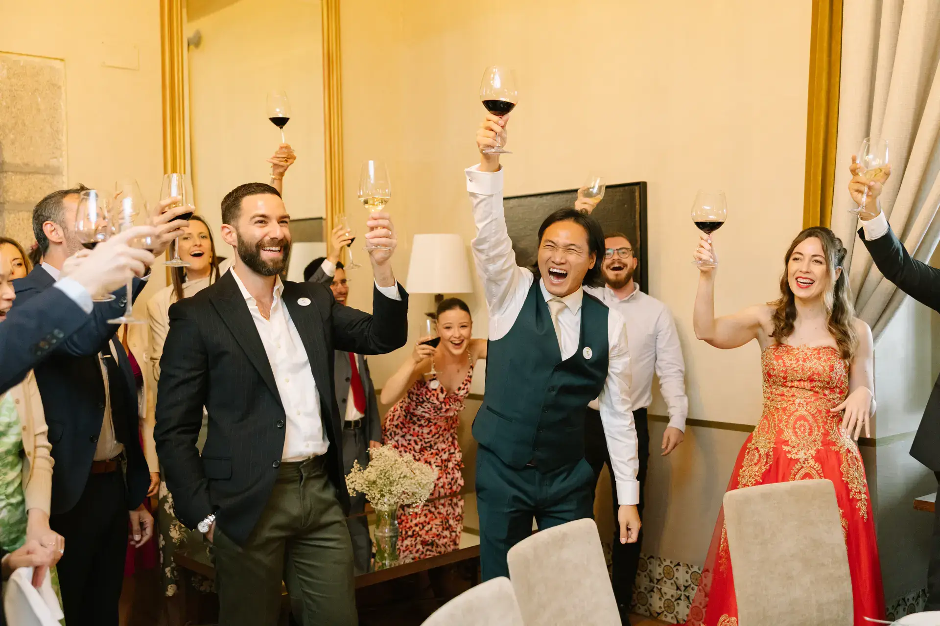 Brindis de todos los invitados con las copas en alto, en el Parador de Jarandilla