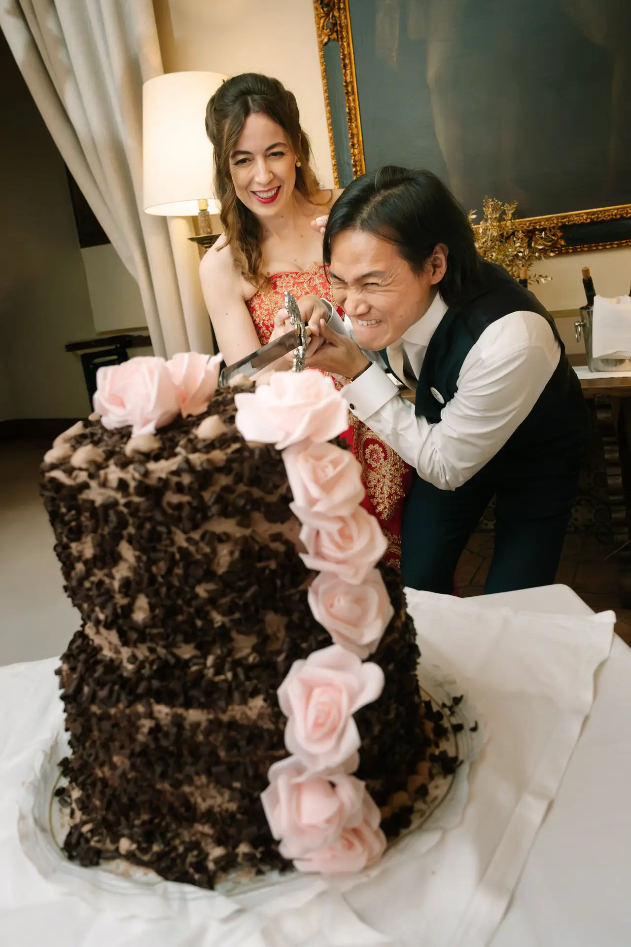 Gemma y Russell cortan la tarta de chocolate con rosas, en el Parador de Jarandilla