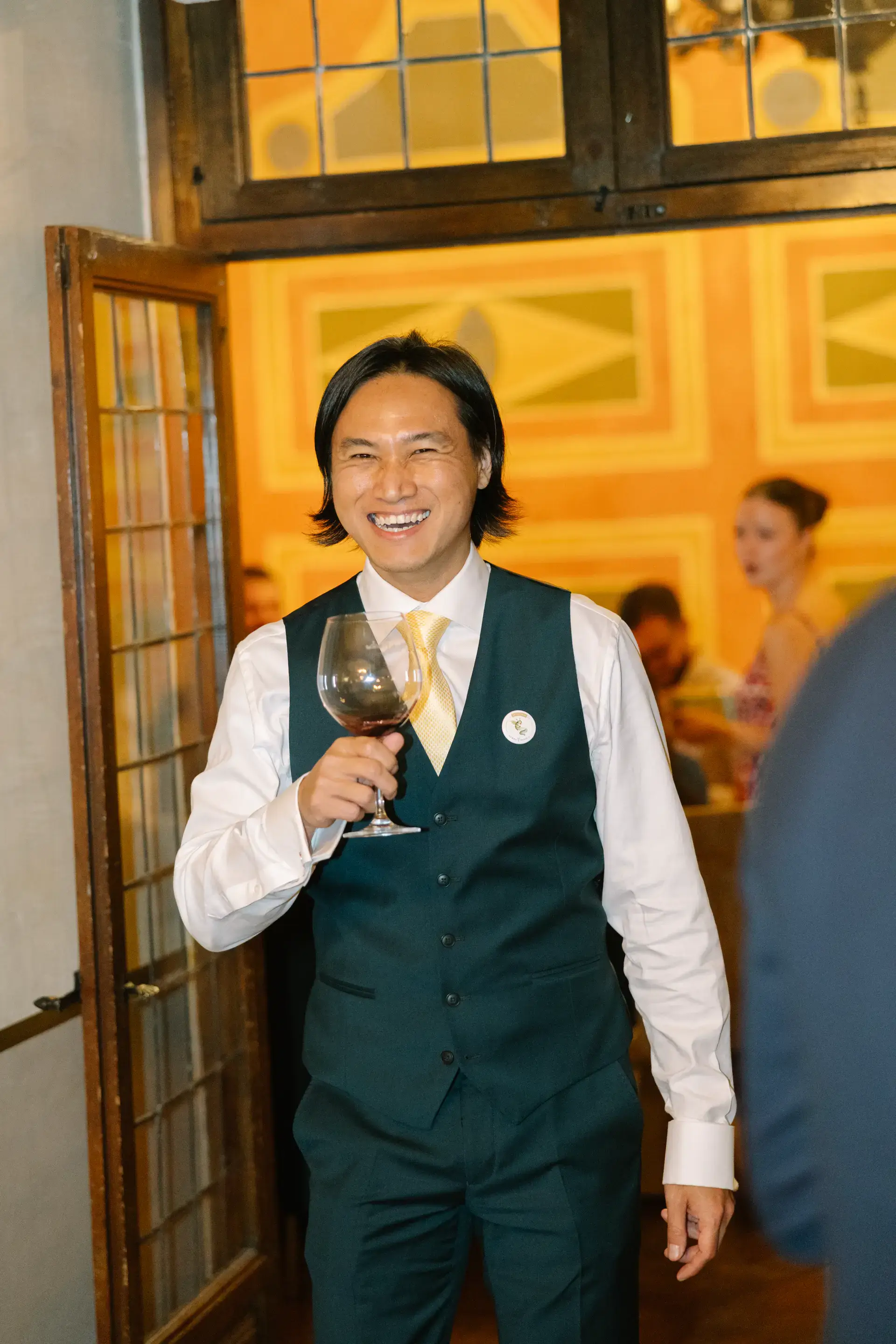 Russell sonríe con su copa de vino en la puerta del salón, en el Parador de Jarandilla