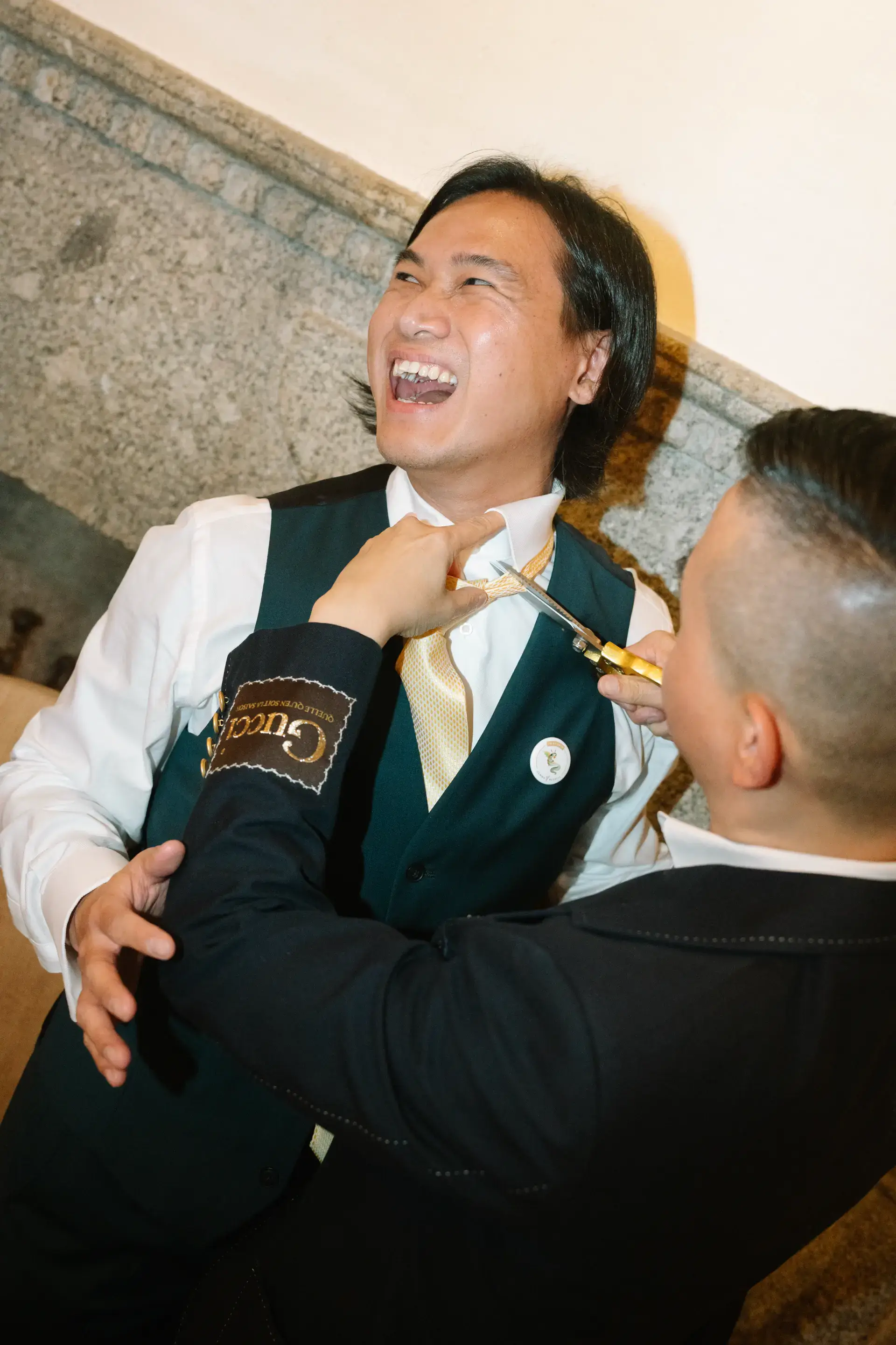 Un amigo corta la corbata de Russell entre risas, en el Parador de Jarandilla