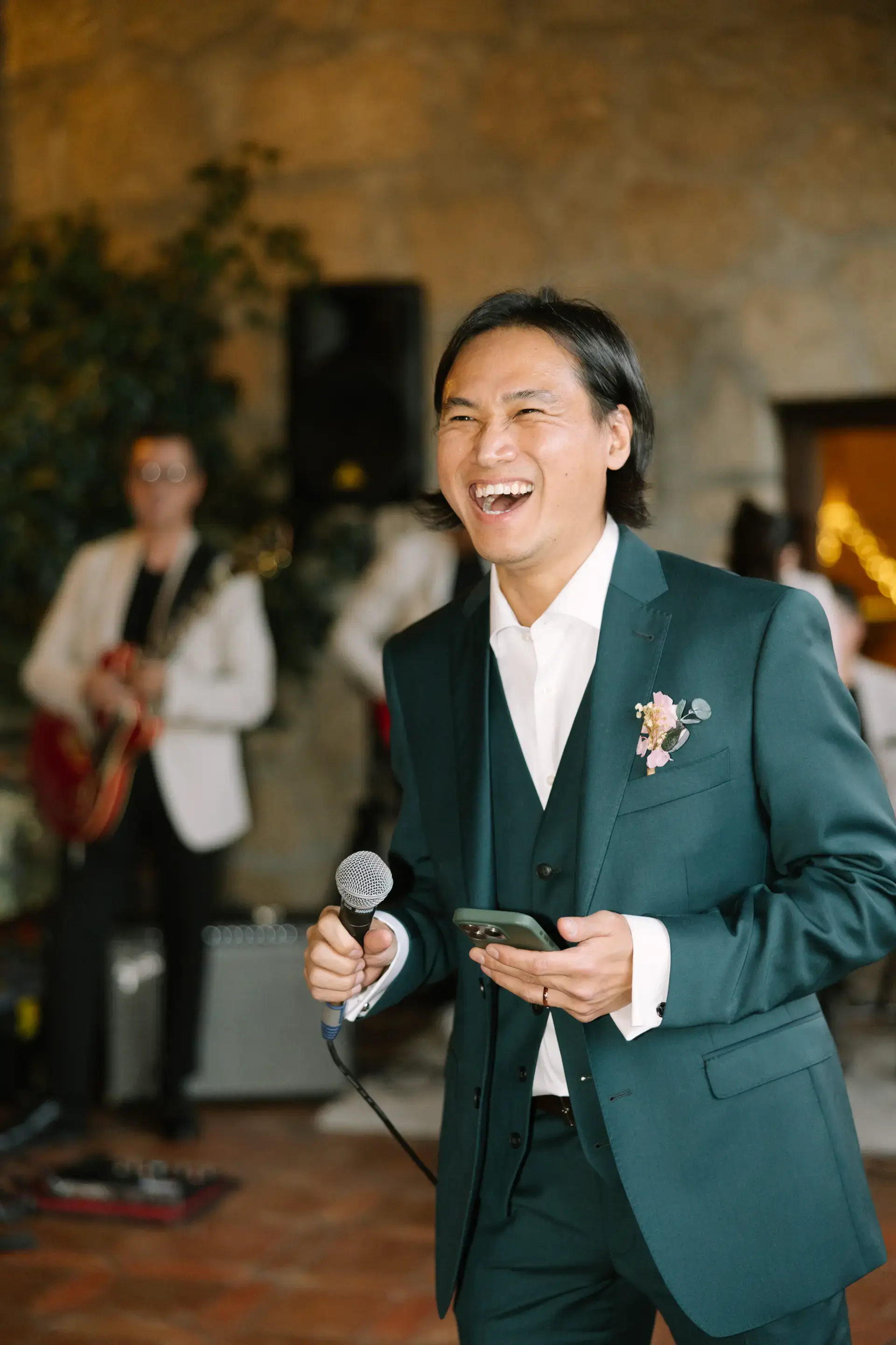Russell canta con el micrófono delante del grupo de música, en el Parador de Jarandilla