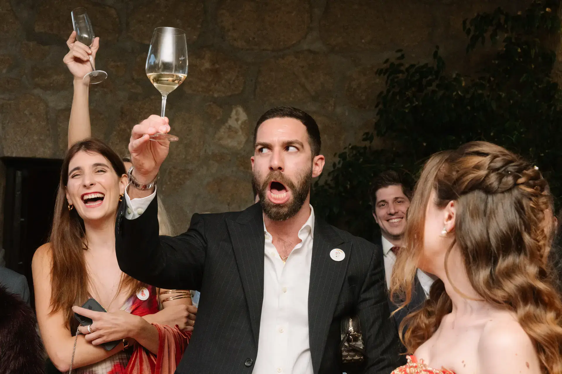Brindis eufórico de un invitado junto a Gemma, en el Parador de Jarandilla