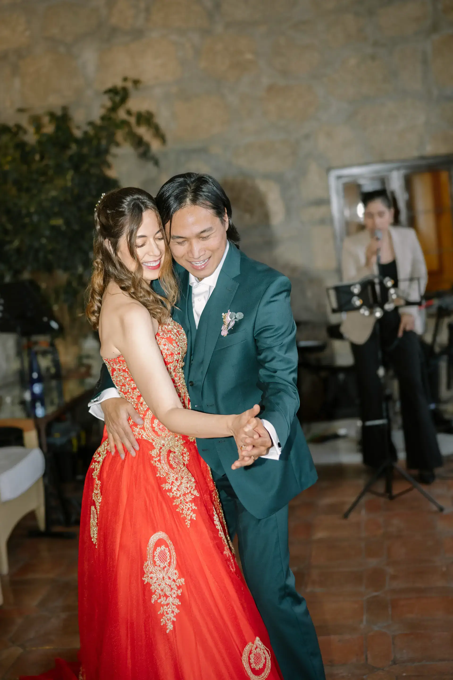 Gemma y Russell bailan abrazados delante del grupo, en el Parador de Jarandilla