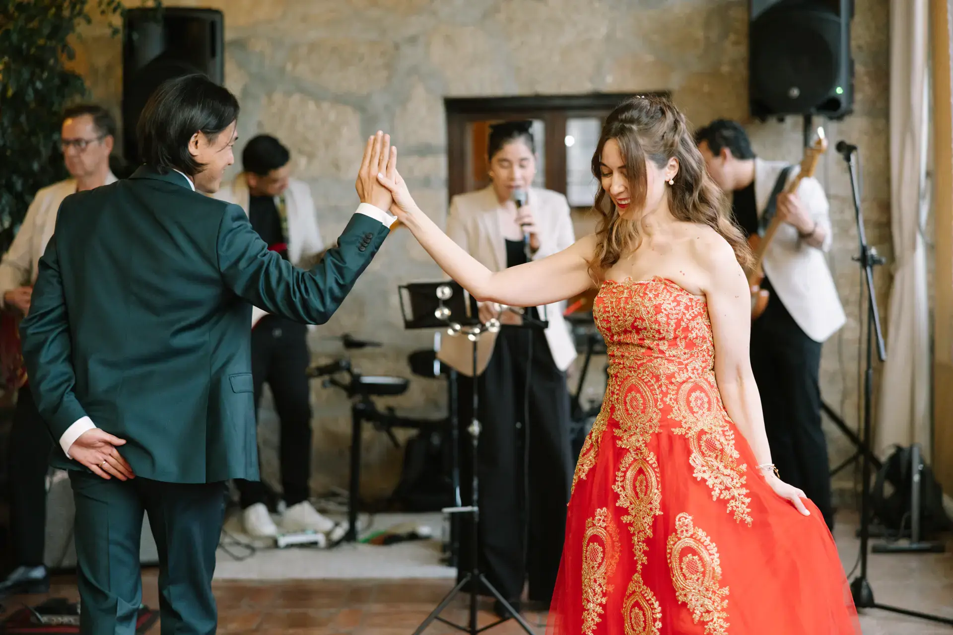 Gemma y Russell chocan las manos bailando, en el Parador de Jarandilla
