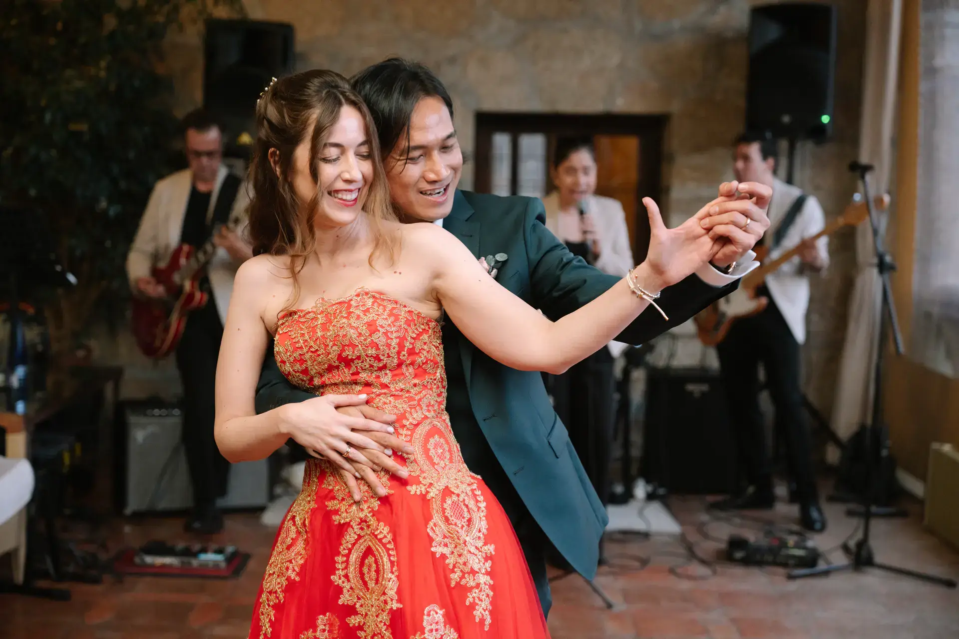 Gemma y Russell bailan divertidos junto a la banda, en el Parador de Jarandilla
