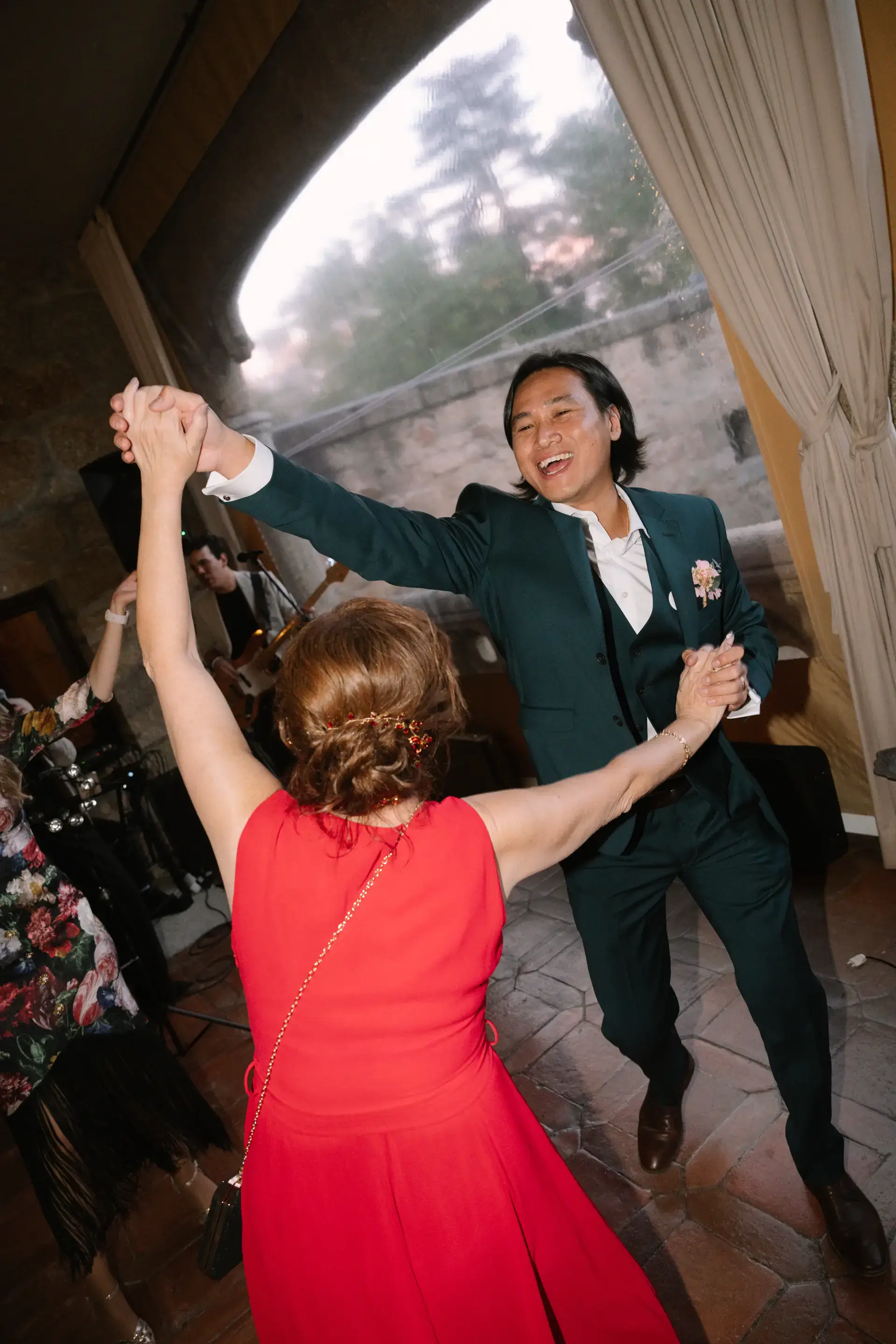 Russell baila con una invitada vestida de rojo, en el Parador de Jarandilla