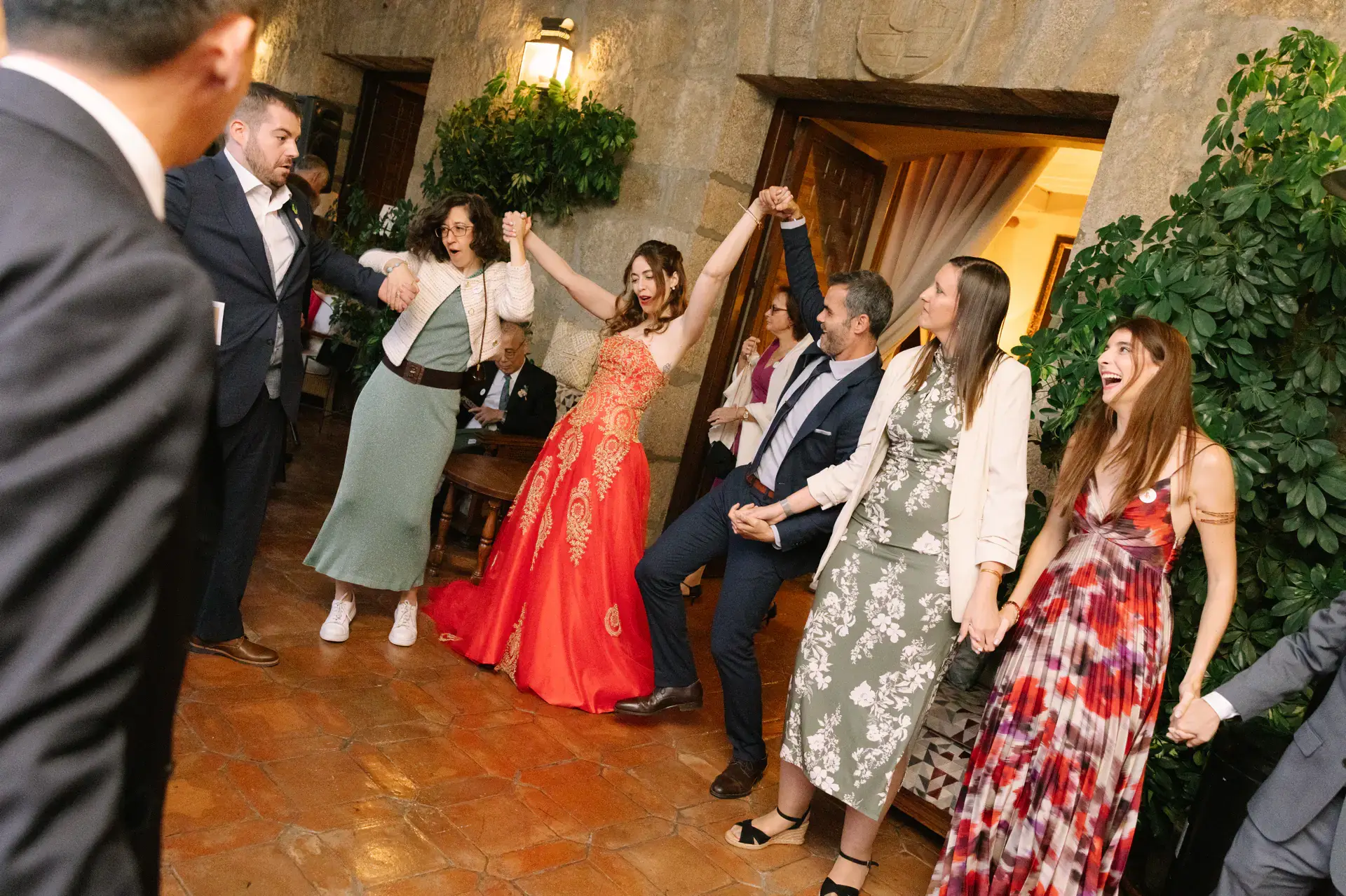 Gemma baila en corro con sus invitadas, en el Parador de Jarandilla